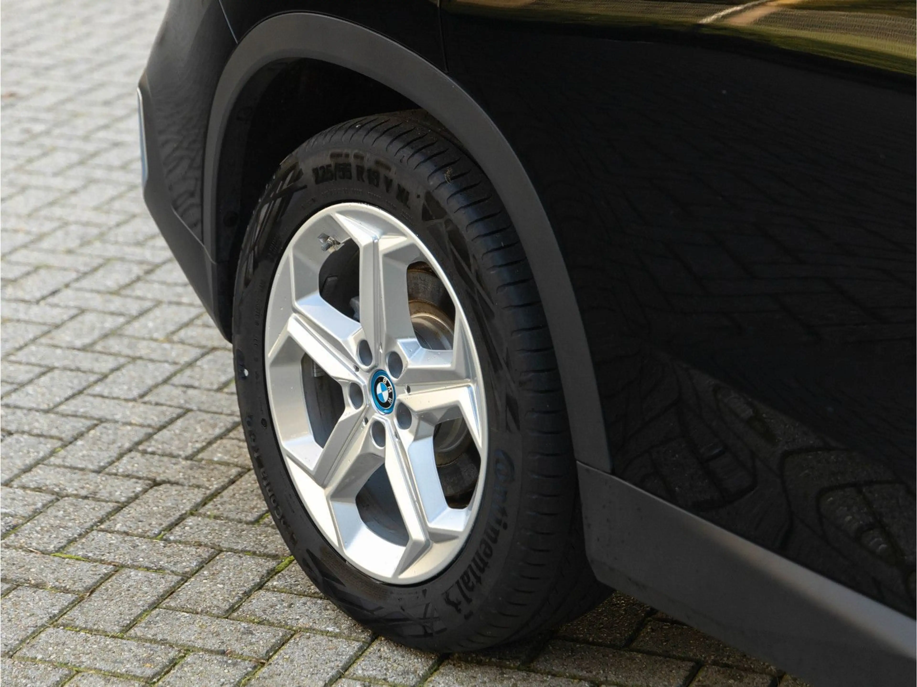 BMW iX1 xDrive30 - AHK - Driving + Parking Ass - sit — photo 11