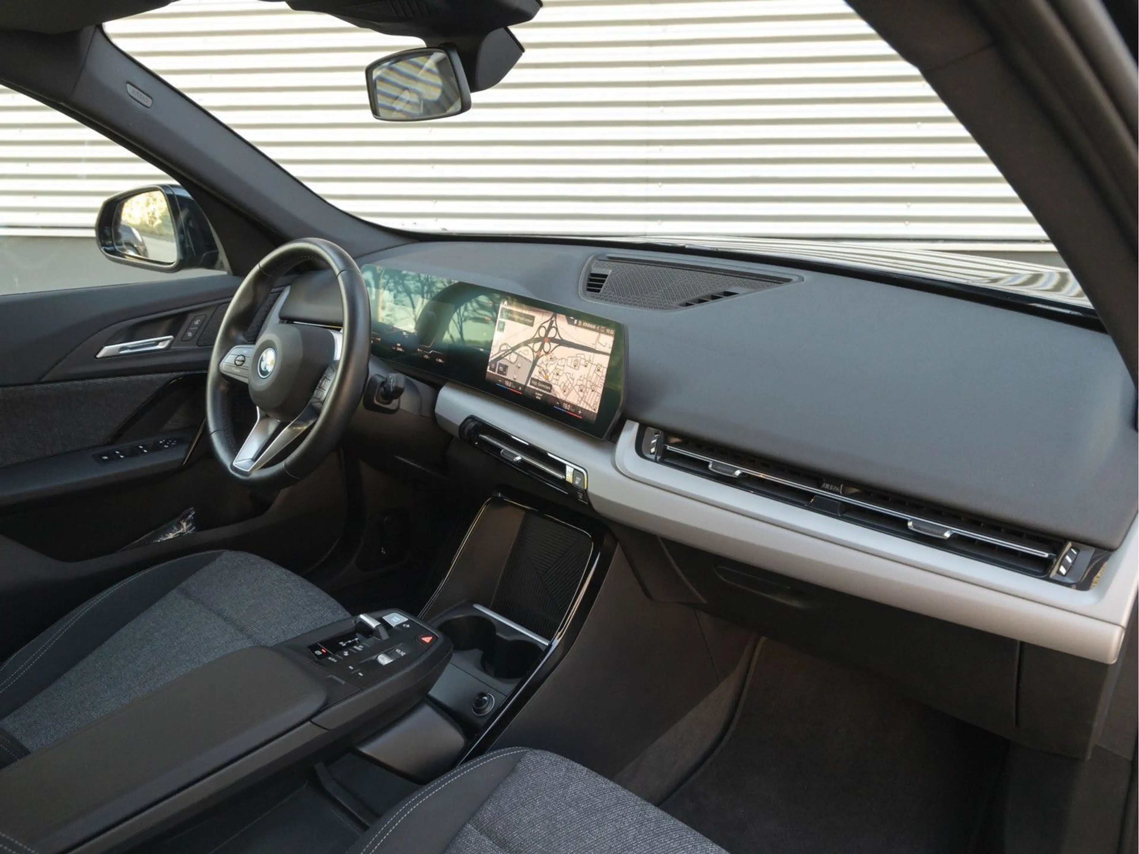 BMW iX1 xDrive30 - AHK - Driving + Parking Ass - sit — photo 15