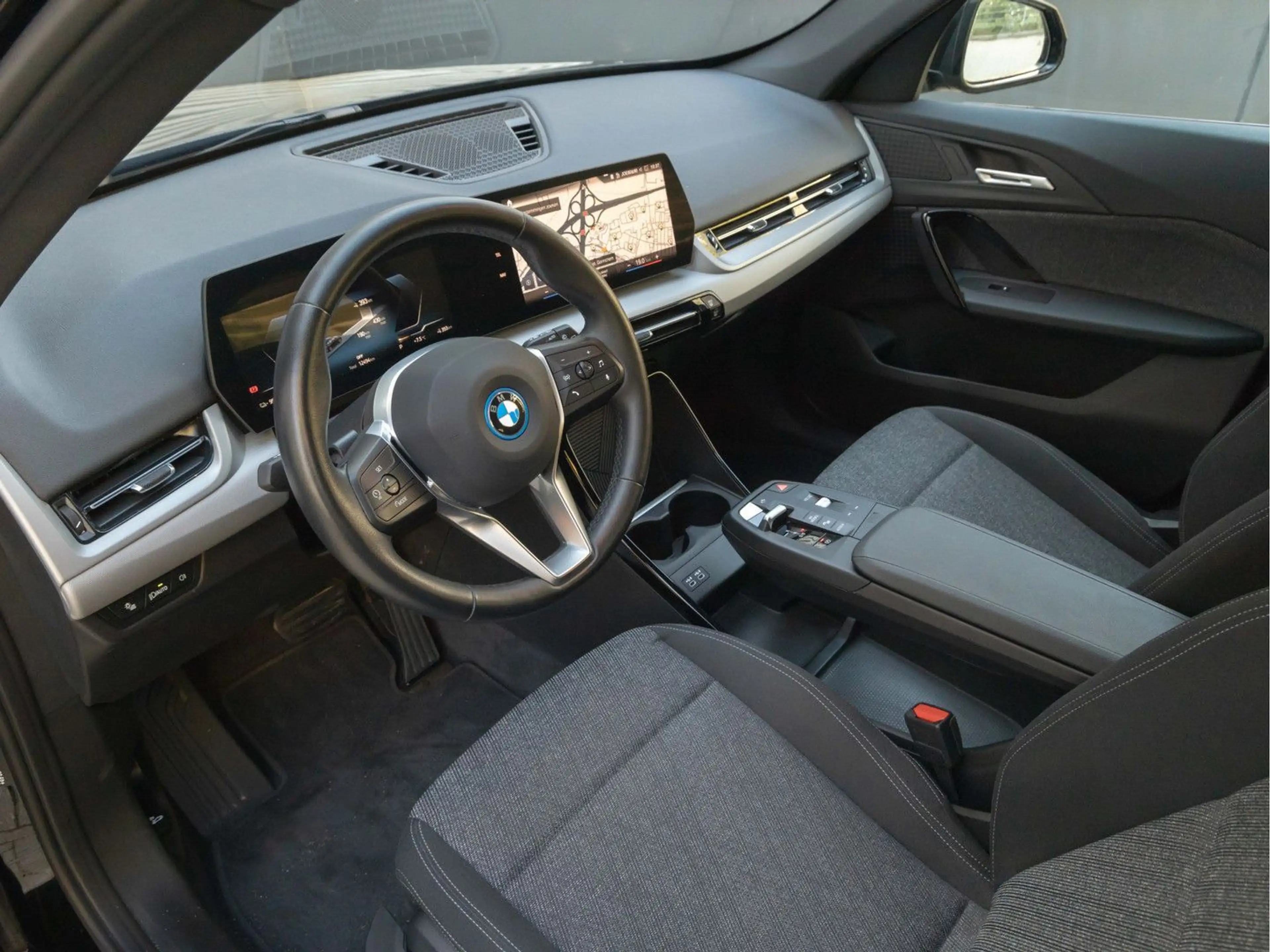 BMW iX1 xDrive30 - AHK - Driving + Parking Ass - sit — photo 13