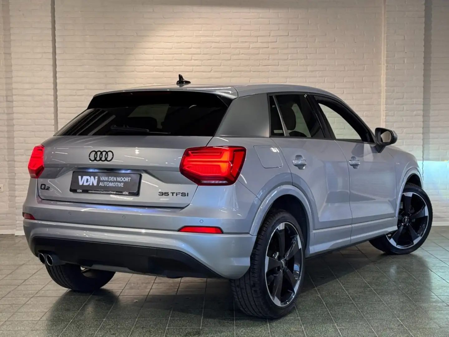 Audi Q2 35 TFSI S-Line Black Edition 150pk Virtual Trekhaa Gris - 2