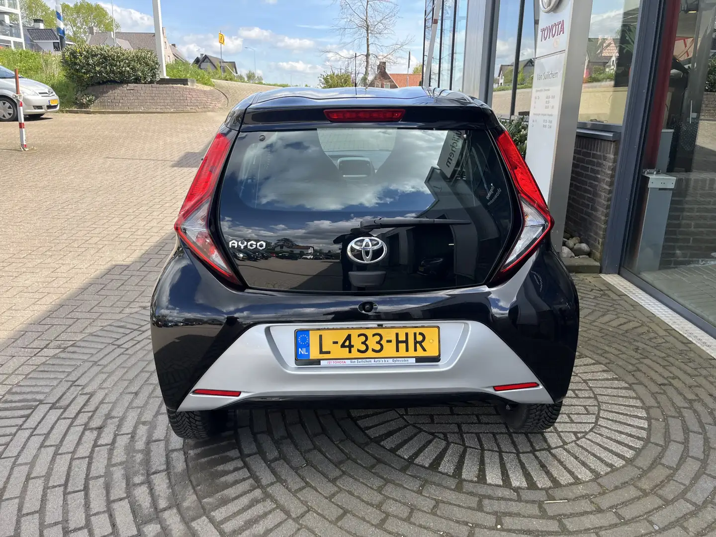 Toyota Aygo 1.0 VVT-i x-play Zwart - 2