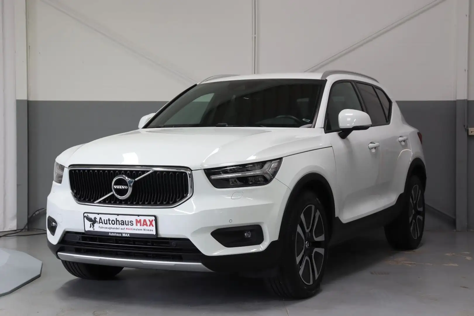 Volvo XC40 Momentum Pro~4xSZH~Kam~Nav~alle Assistenen Weiß - 1