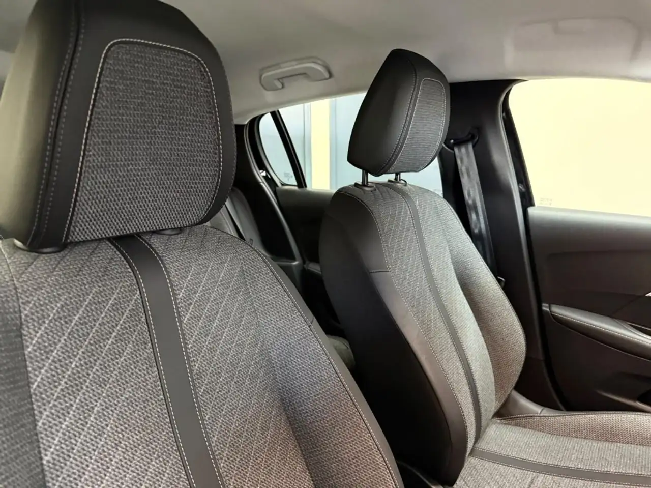 Peugeot 208 208 — photo 17