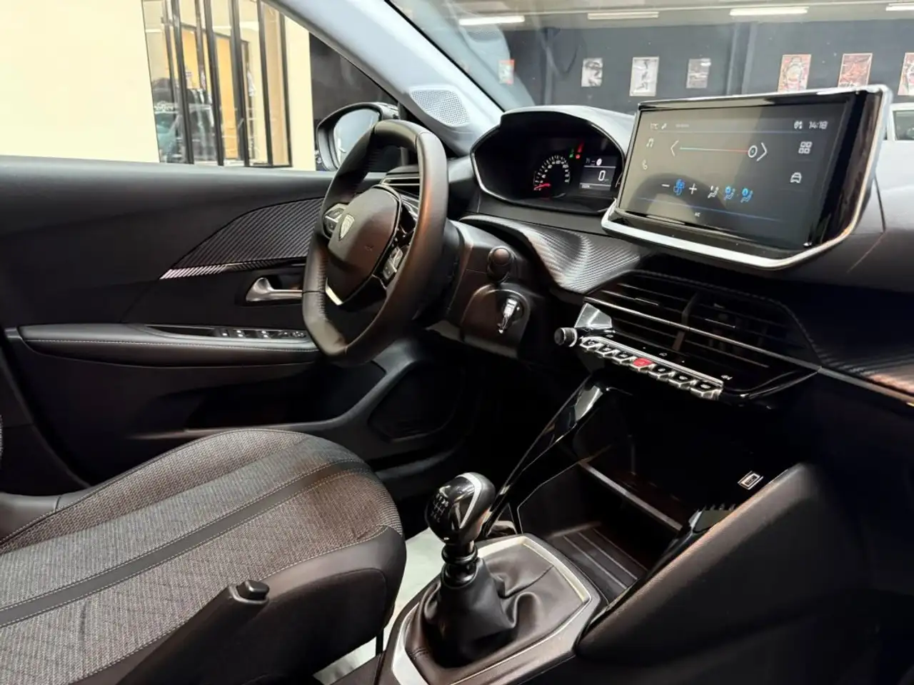 Peugeot 208 208 — photo 16
