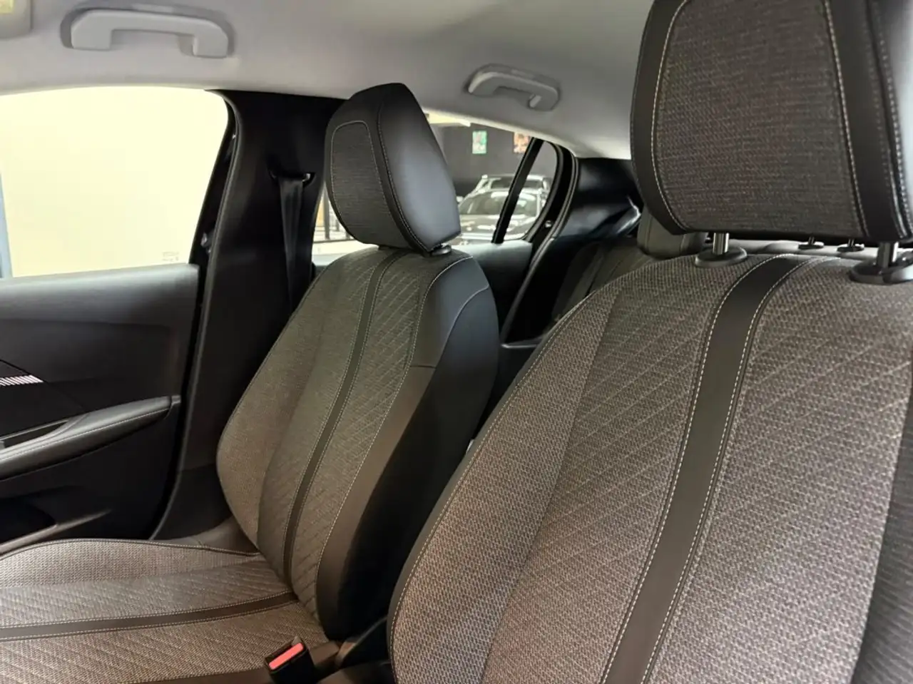 Peugeot 208 208 — photo 18