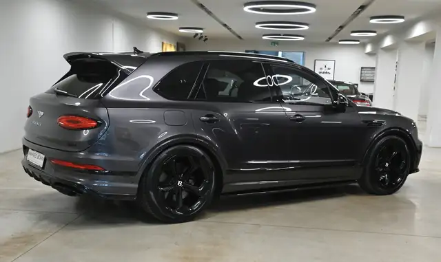 Bentley Bentayga view 3