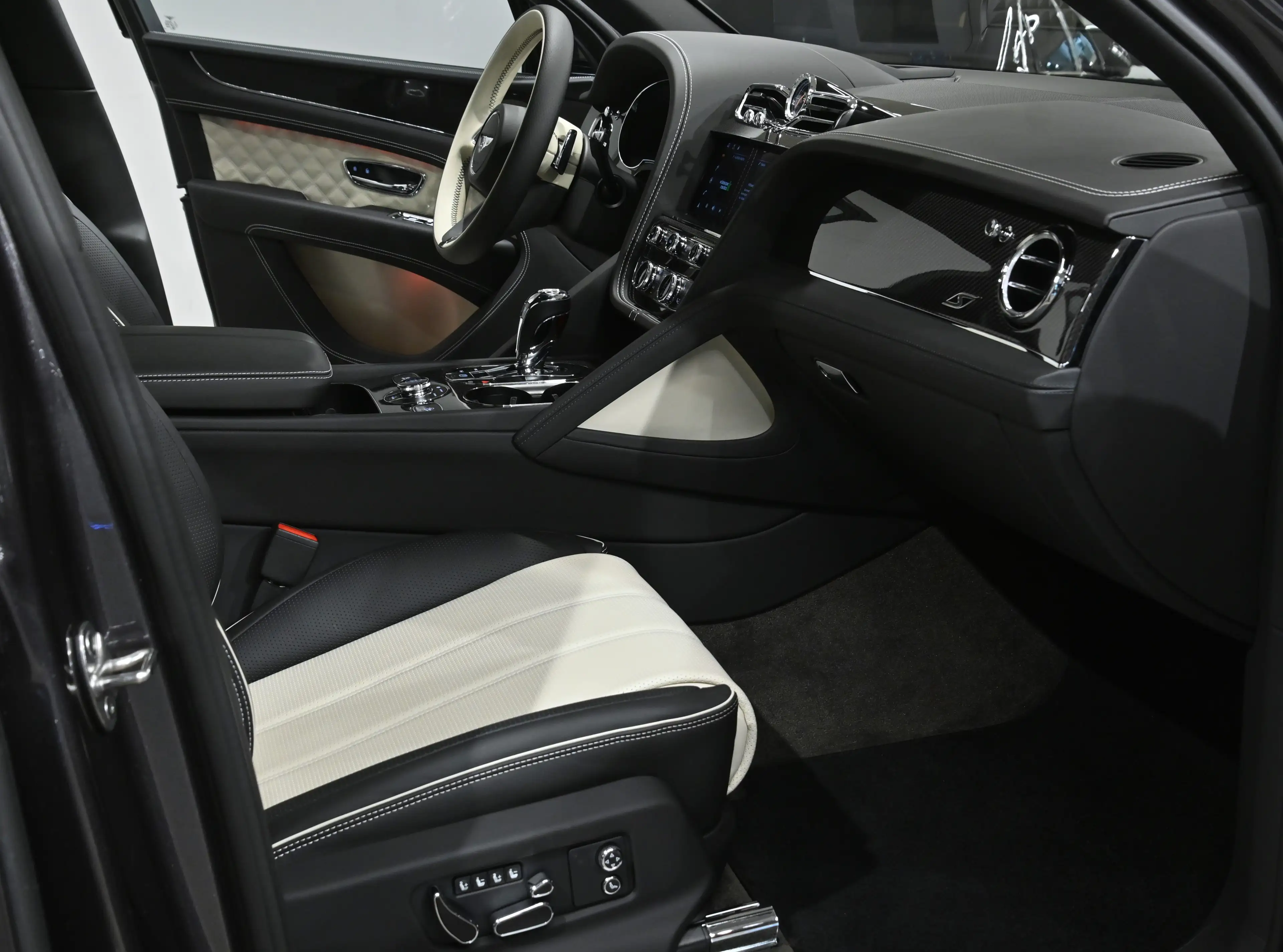 Bentley Bentayga Bentayga S Hybrid — photo 4