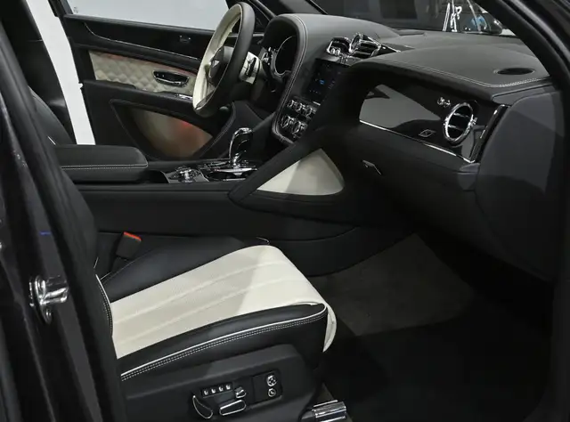 Bentley Bentayga view 4