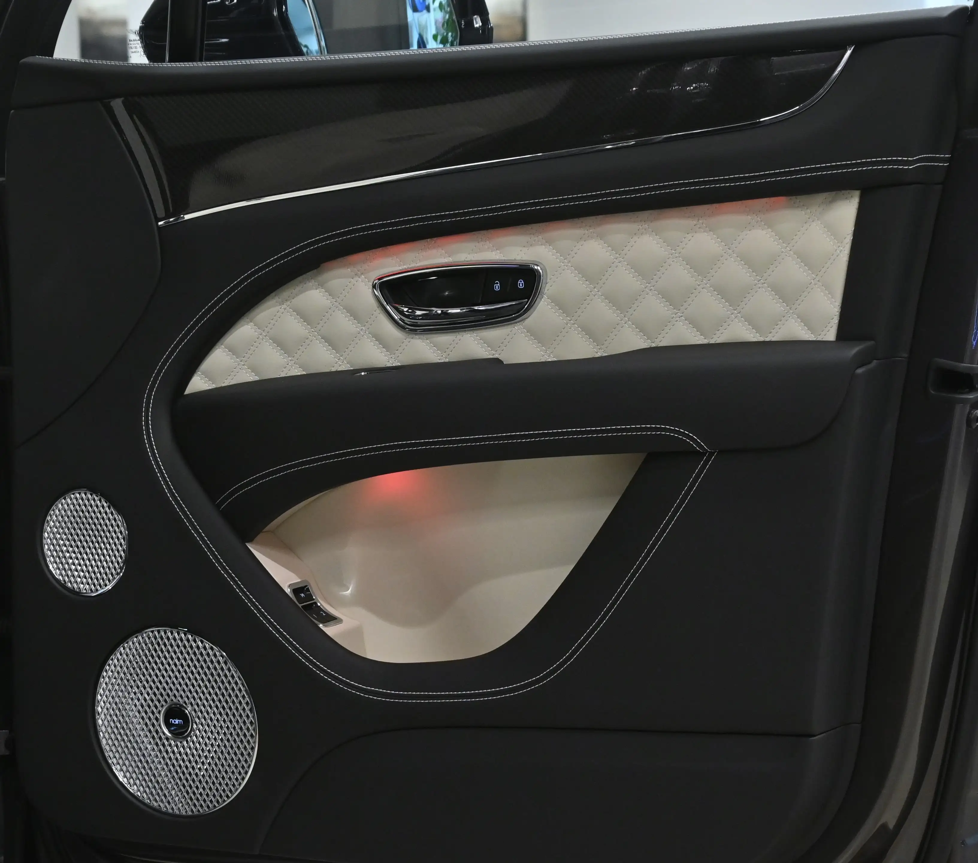 Bentley Bentayga Bentayga S Hybrid — photo 6