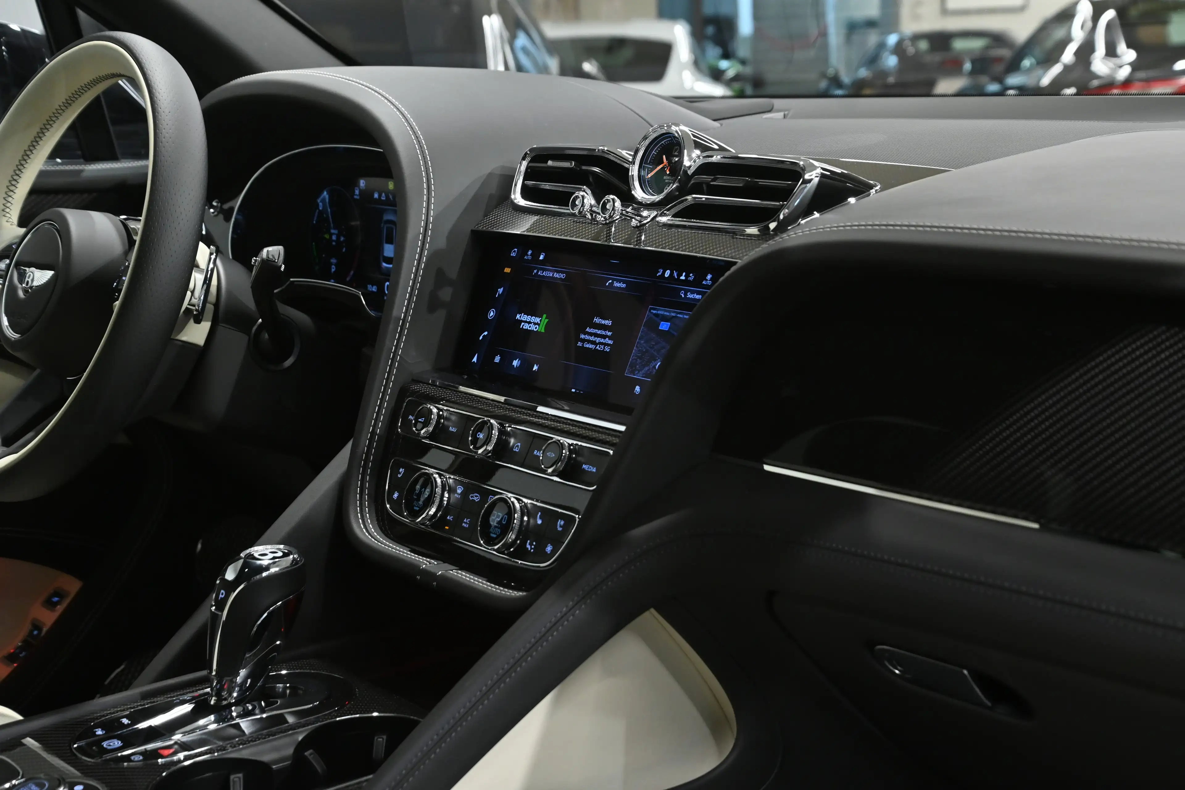 Bentley Bentayga Bentayga S Hybrid — photo 8