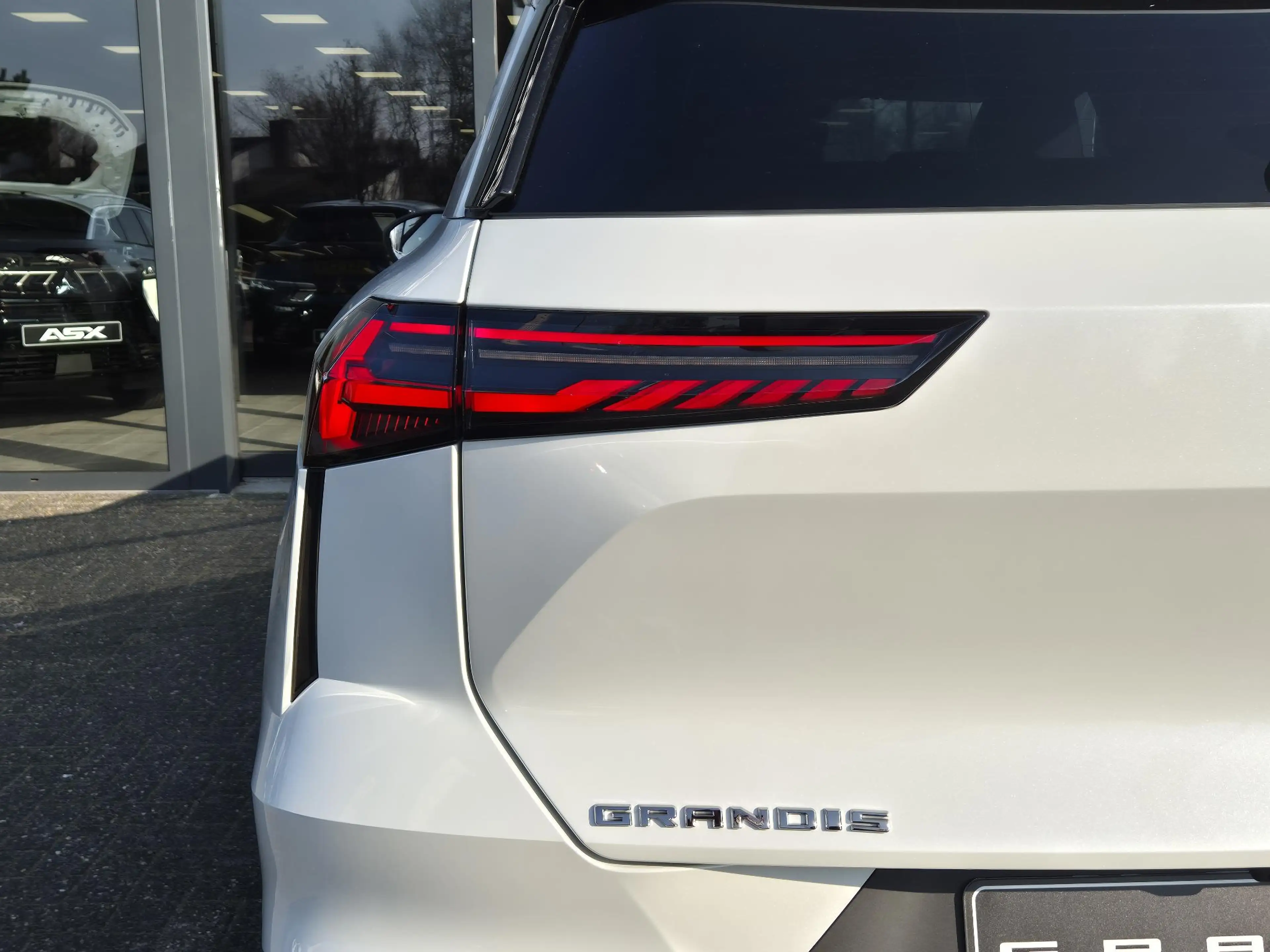 Mitsubishi Grandis 1.8 HEV First Edition | Built-in Google | DEMO | 3 — photo 14
