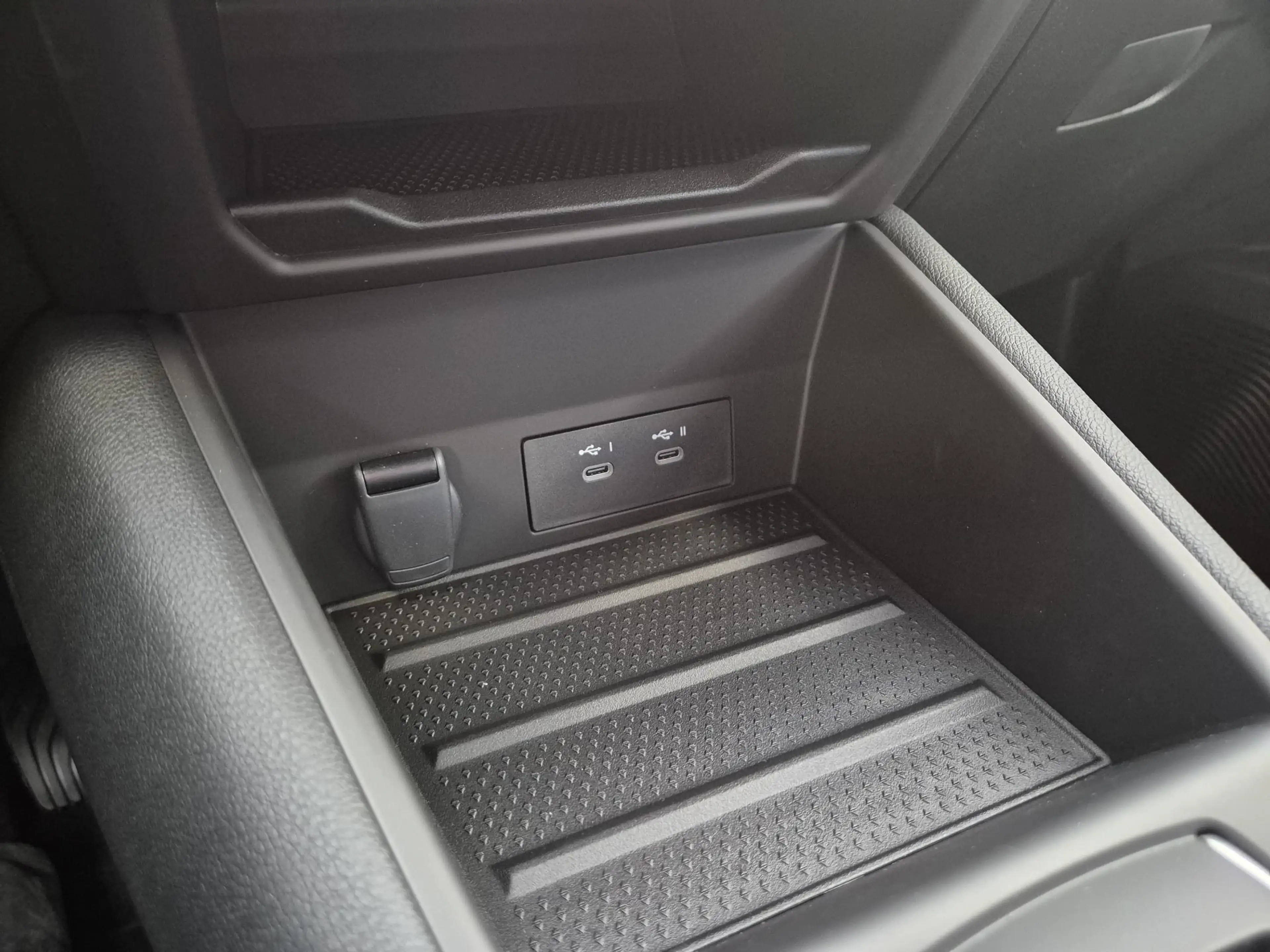 Mitsubishi Grandis 1.8 HEV First Edition | Built-in Google | DEMO | 3 — photo 33