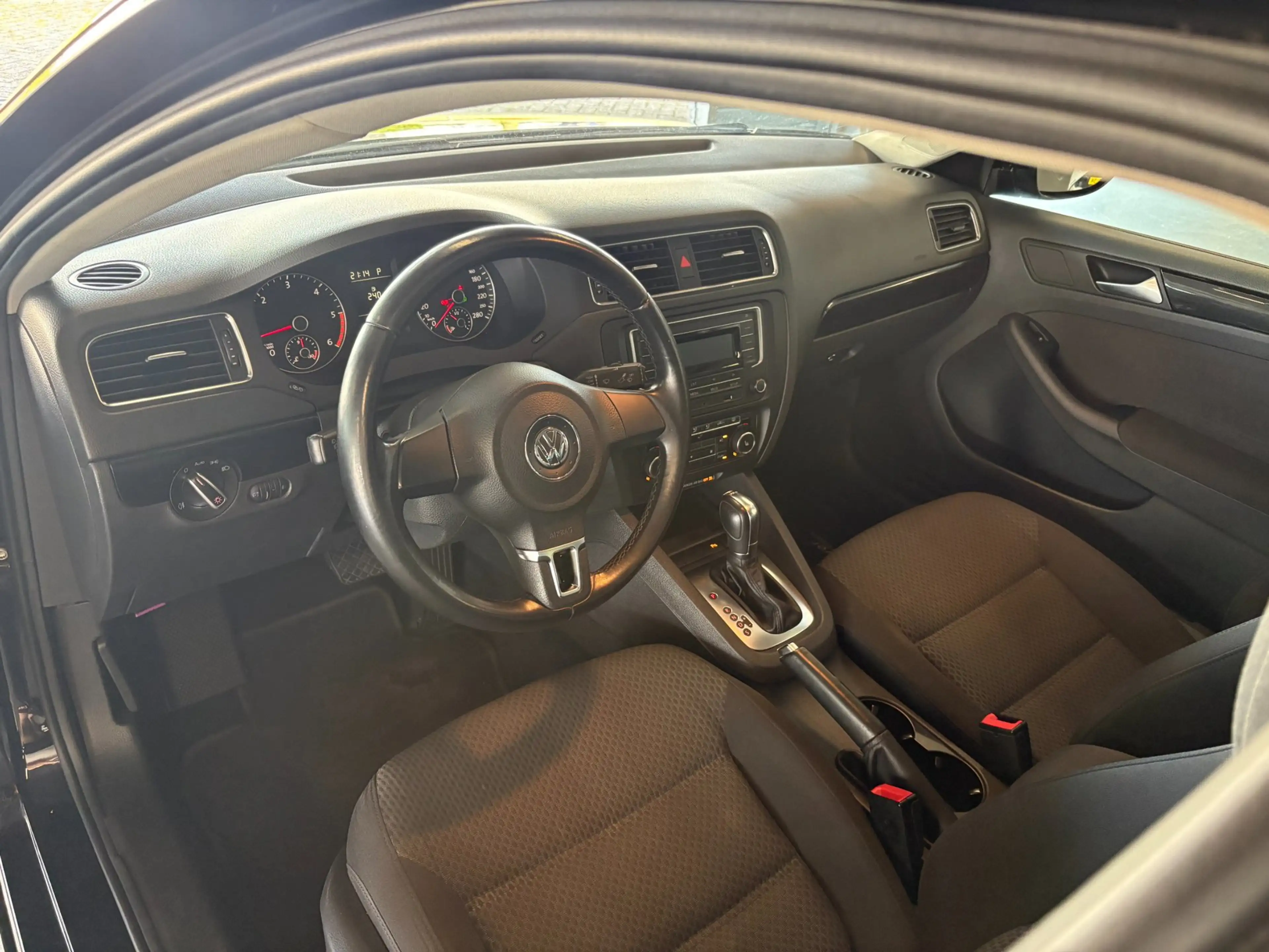 Volkswagen Jetta 1.6 TDI Highline BlueMotion — photo 9