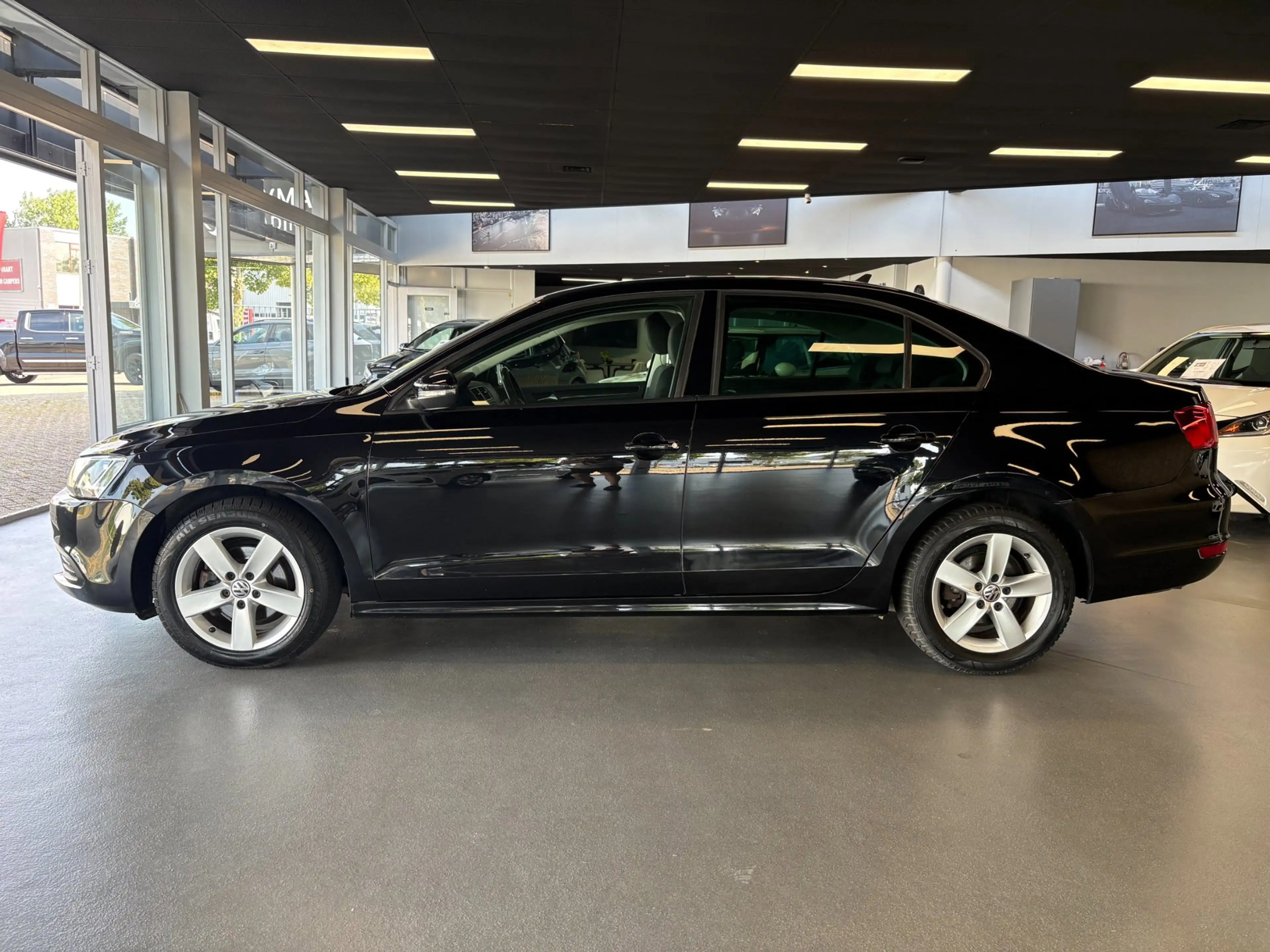 Volkswagen Jetta 1.6 TDI Highline BlueMotion — photo 4