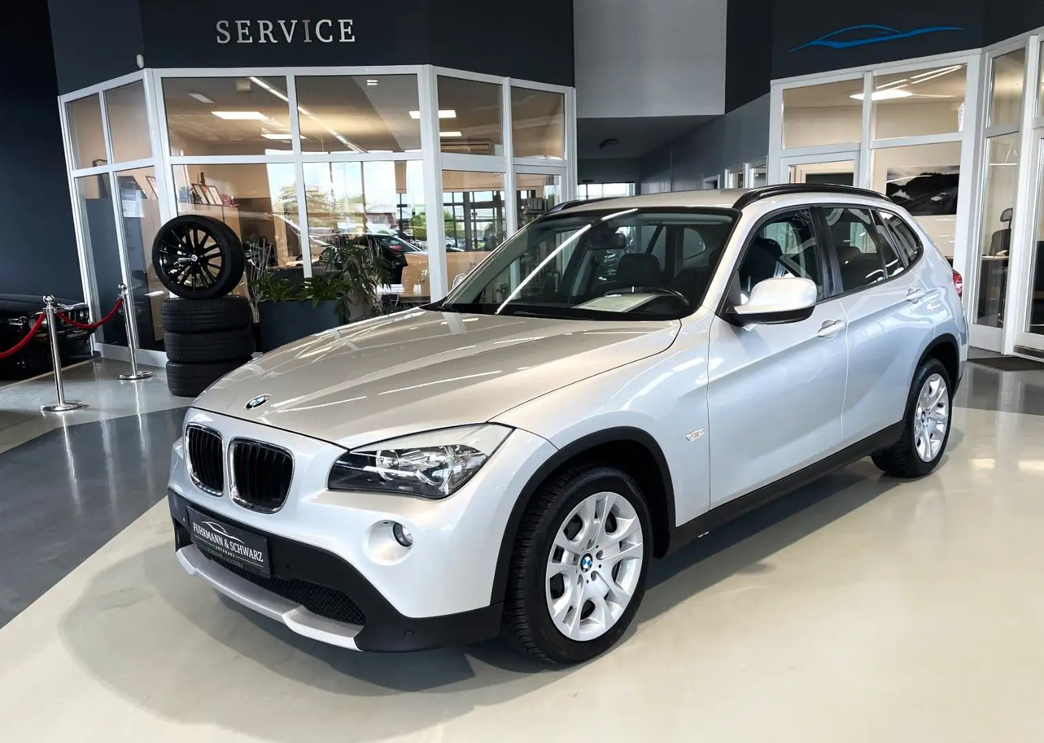 BMW X1 sDrive18i Automatik PDC Klimaauto. Sitzheizung Silber - 1