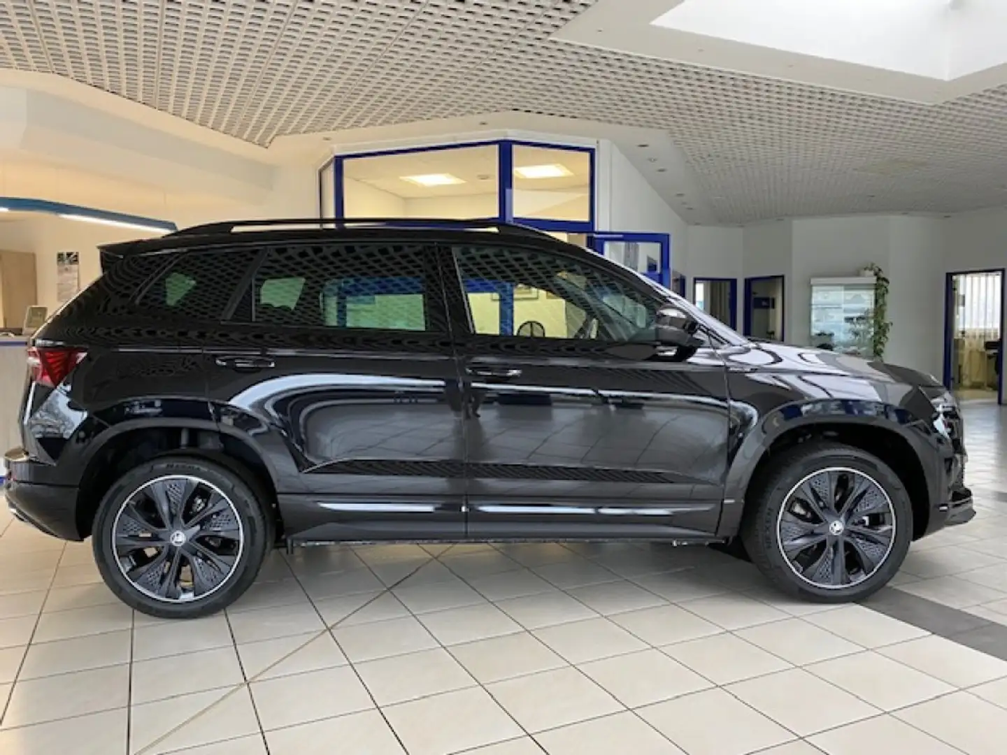 Skoda Karoq 1.5 TSI DSG SPORTLINE,AHK,ACC,RFK,CANTON Černá - 2