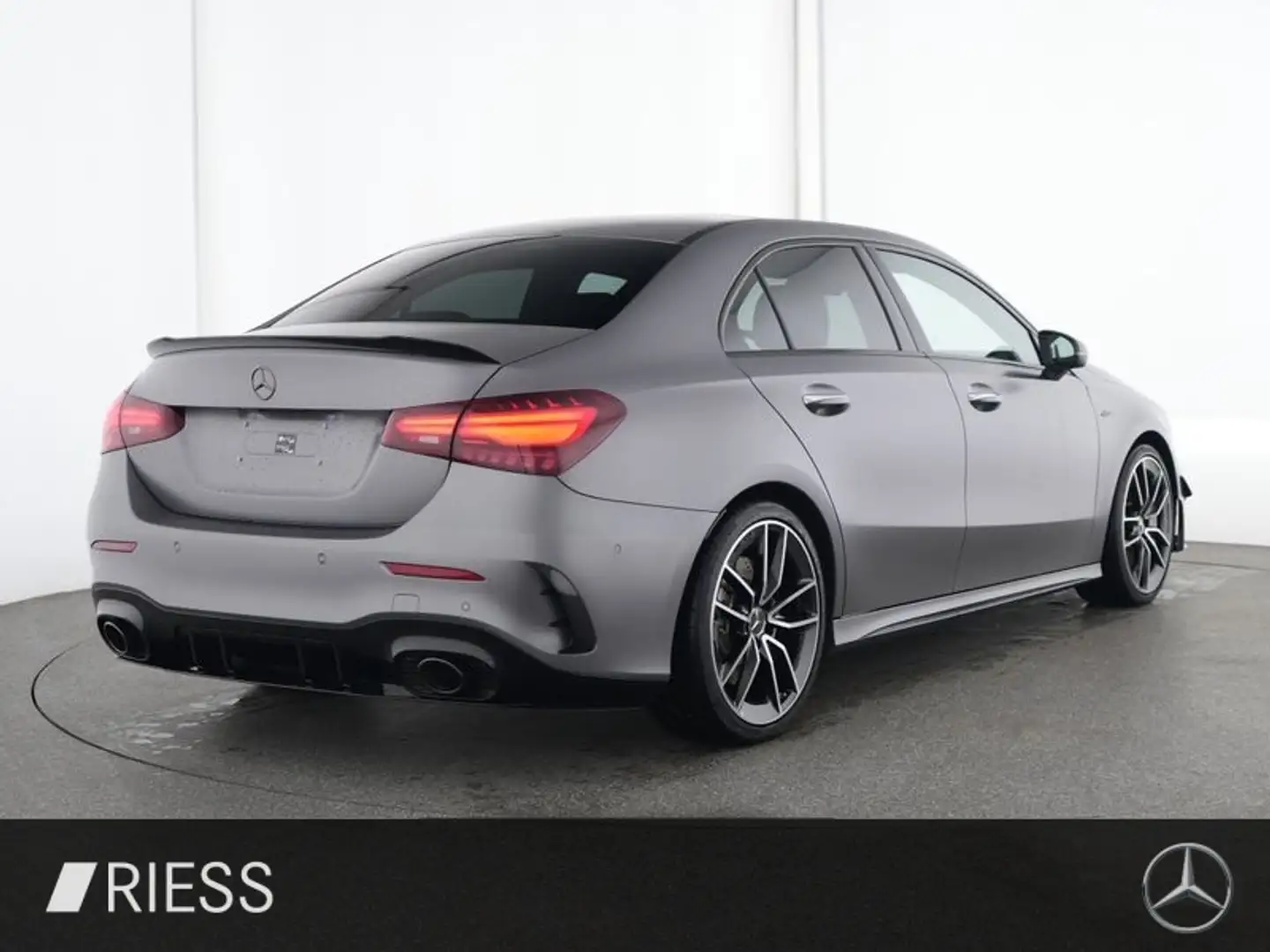 Mercedes-Benz A 35 AMG 4M Lim Magno Aero Night Pano Ambi 19" Grau - 2