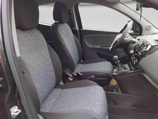 Lancia Ypsilon view 9