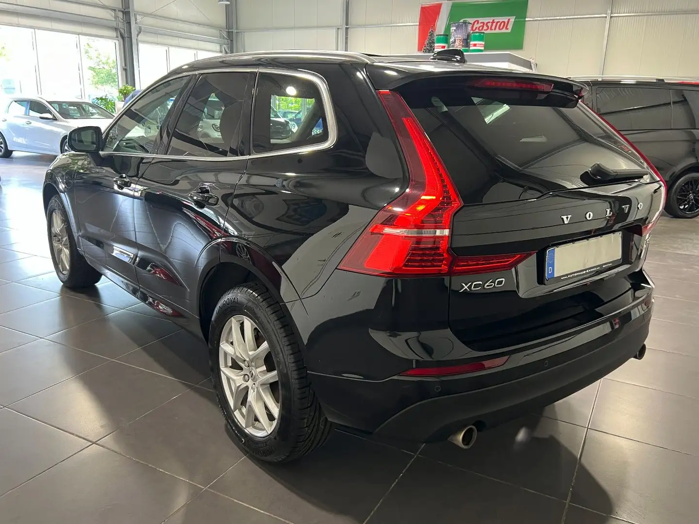 Volvo XC60 2.0 Hybrid AWD **LED*Navi*Panoram*Kamera** Schwarz - 2