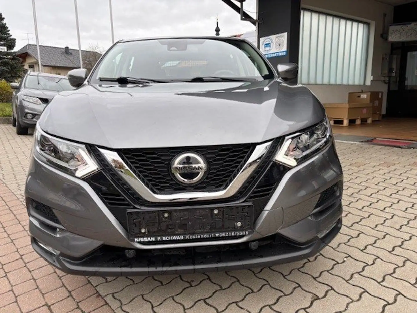 Nissan Qashqai Qashqai 1,3 DIG-T Acenta mit Nissan Connect Grau - 2