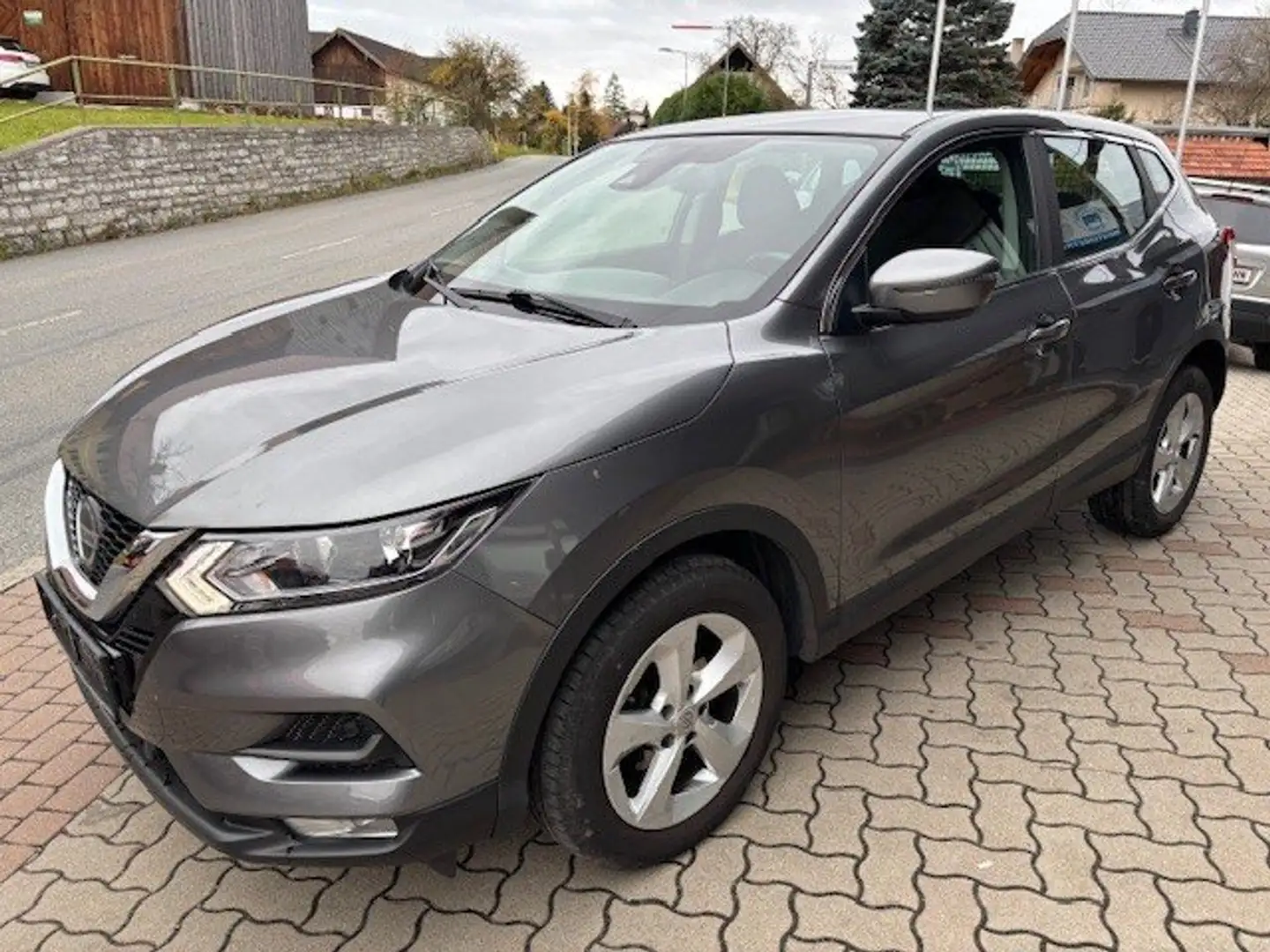 Nissan Qashqai Qashqai 1,3 DIG-T Acenta mit Nissan Connect Grau - 1