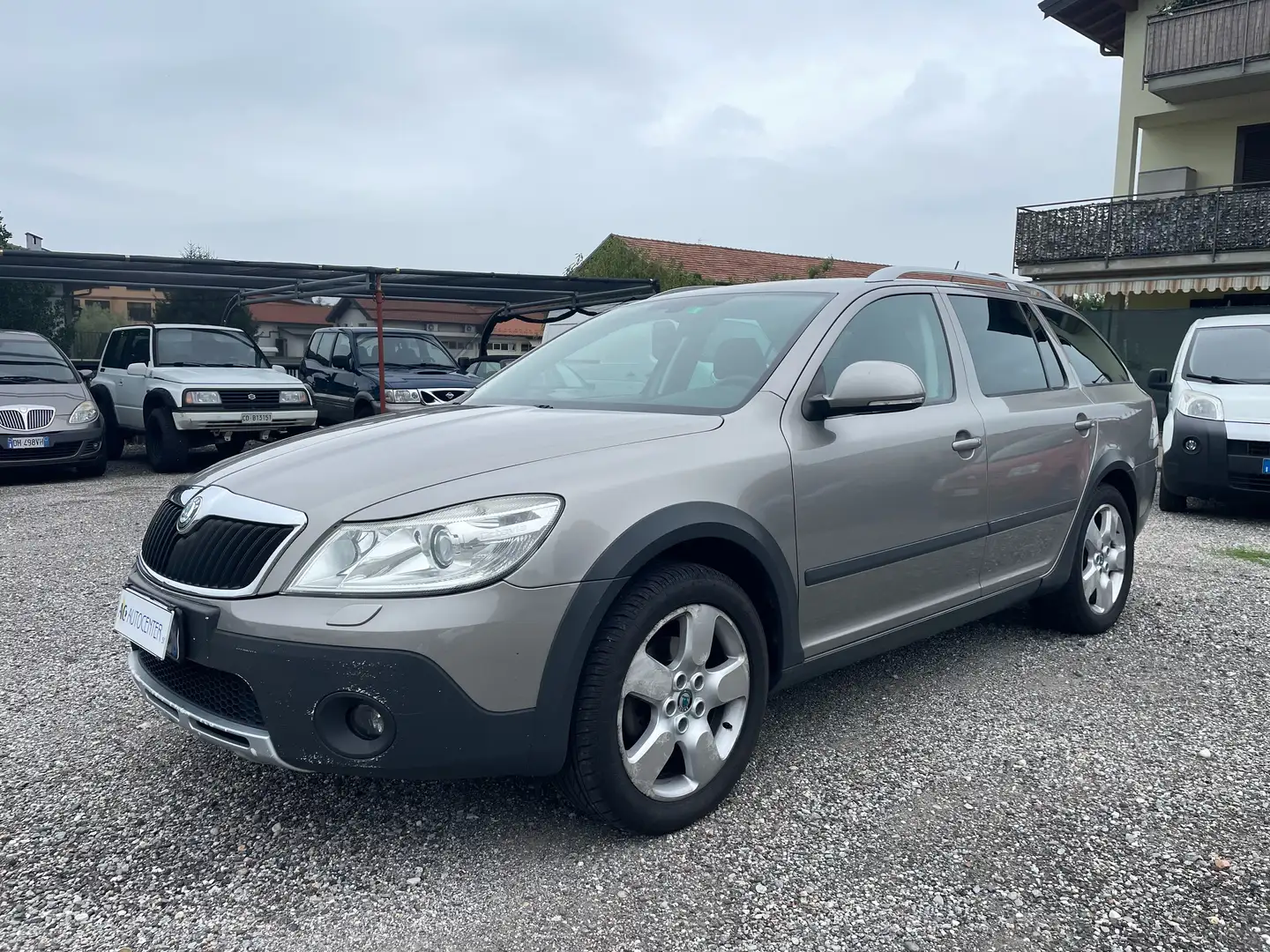 Skoda Octavia Octavia Wagon 2.0 tdi cr Scout 4x4 dsg Gris - 1