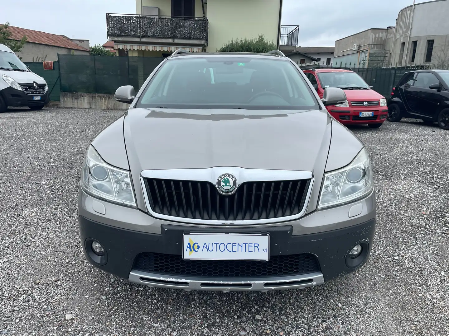 Skoda Octavia Octavia Wagon 2.0 tdi cr Scout 4x4 dsg Gris - 2
