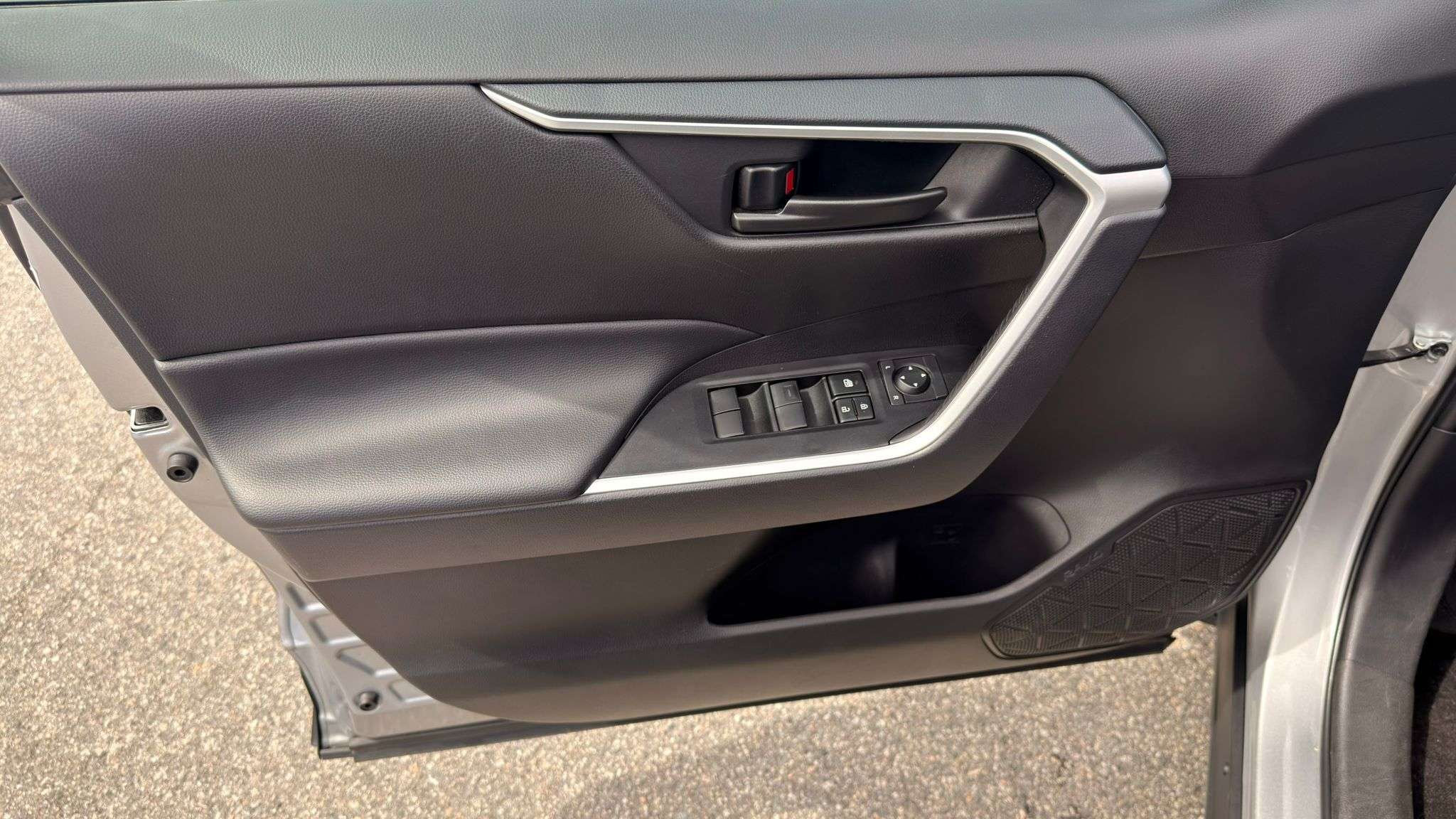 2024 Toyota RAV4 — view 10