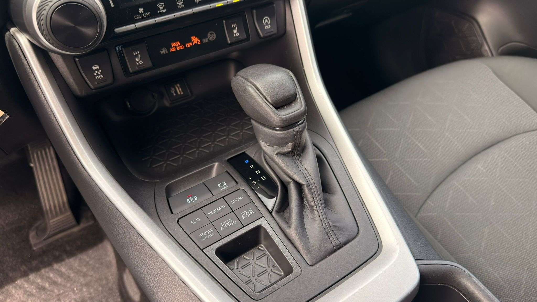 2024 Toyota RAV4 — view 13
