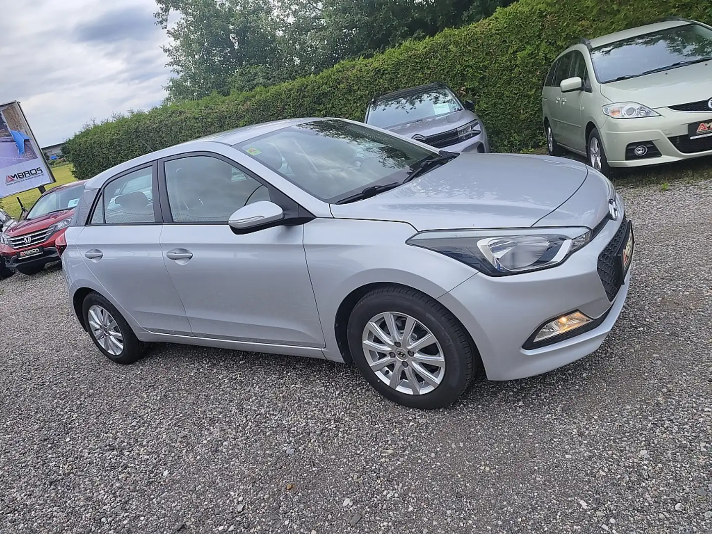 Hyundai i20 1,1 CRDi Limited Plus Silber - 1