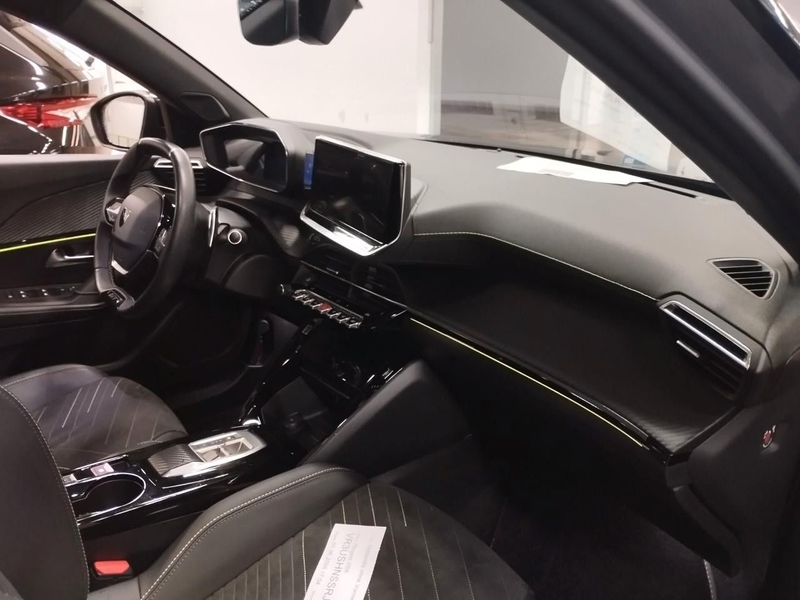 Peugeot 2008 GT PureTech 130PS AT8 *ALCANTARA*PANO-DACH* — photo 4