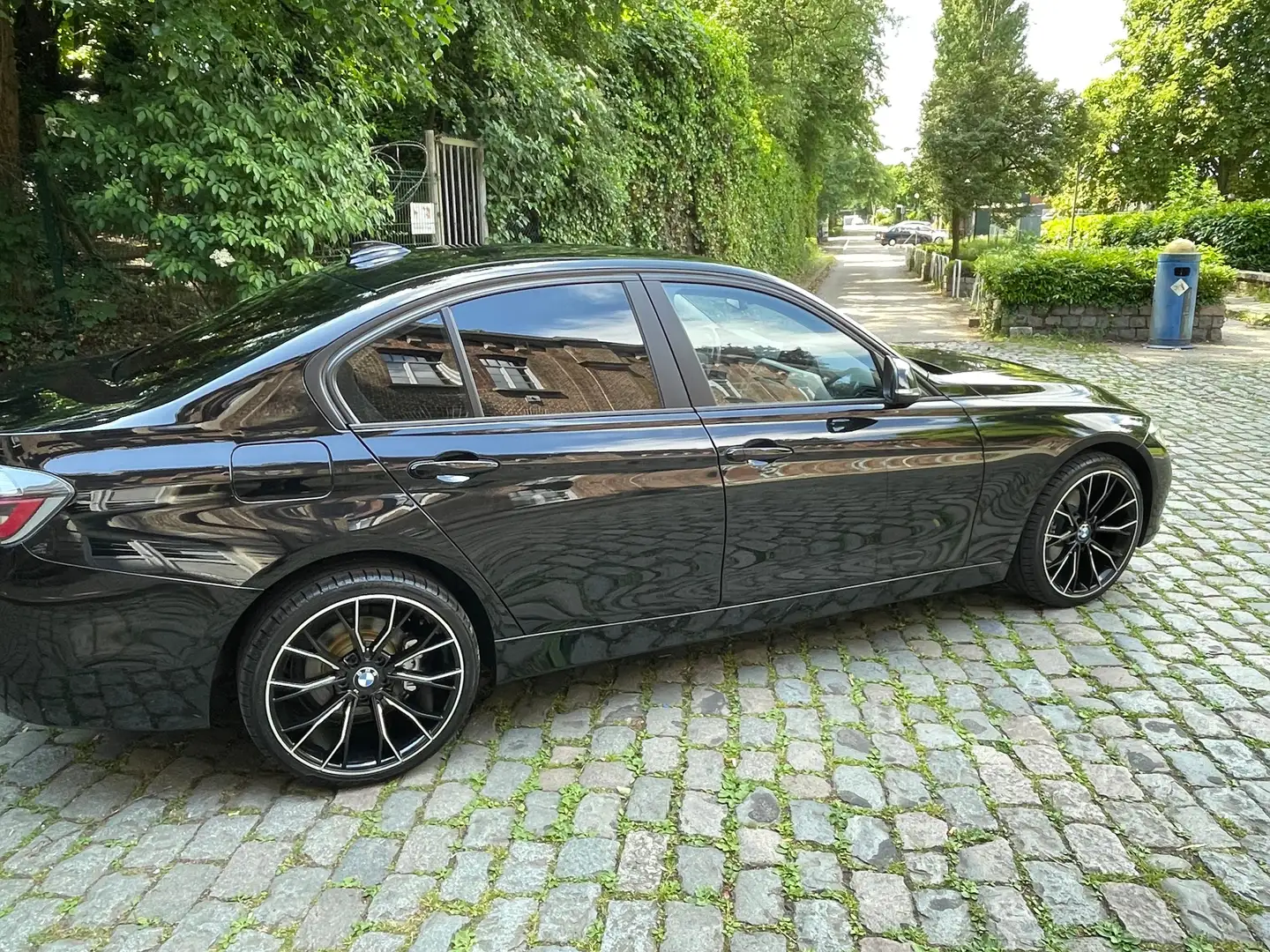 BMW 320 320i xDrive Aut. Sport Line crna - 2