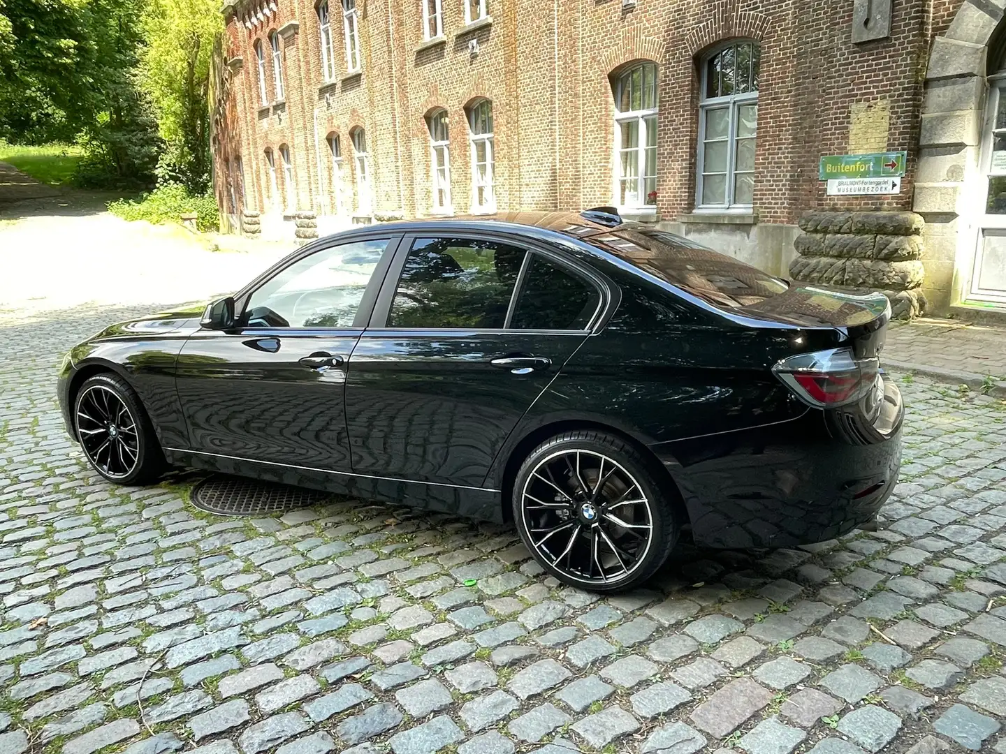 BMW 320 320i xDrive Aut. Sport Line crna - 1