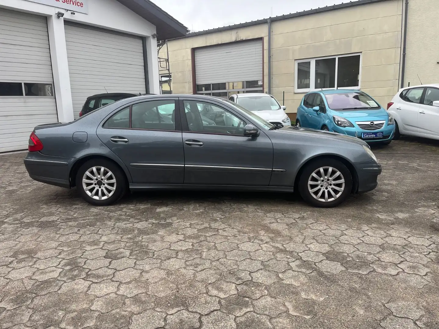Mercedes-Benz E 200 E -Klasse Lim. E 200 CDI-GEPFLEGT-PDC-NAV Grau - 2