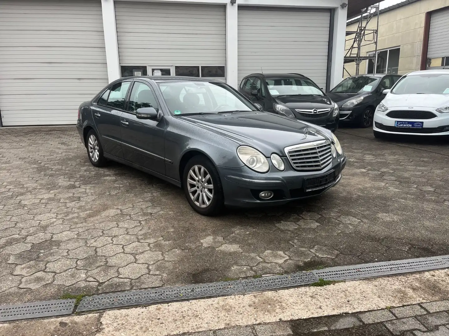 Mercedes-Benz E 200 E -Klasse Lim. E 200 CDI-GEPFLEGT-PDC-NAV Grau - 1