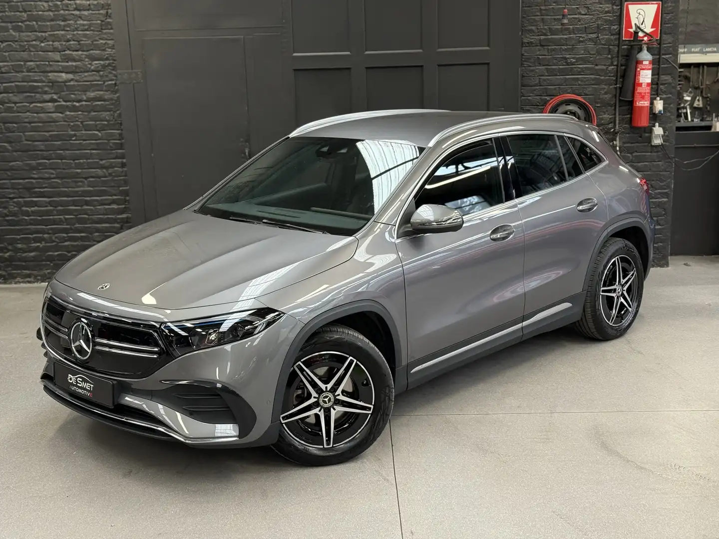 Mercedes-Benz EQA 300 4Matic AMG Line Grau - 1