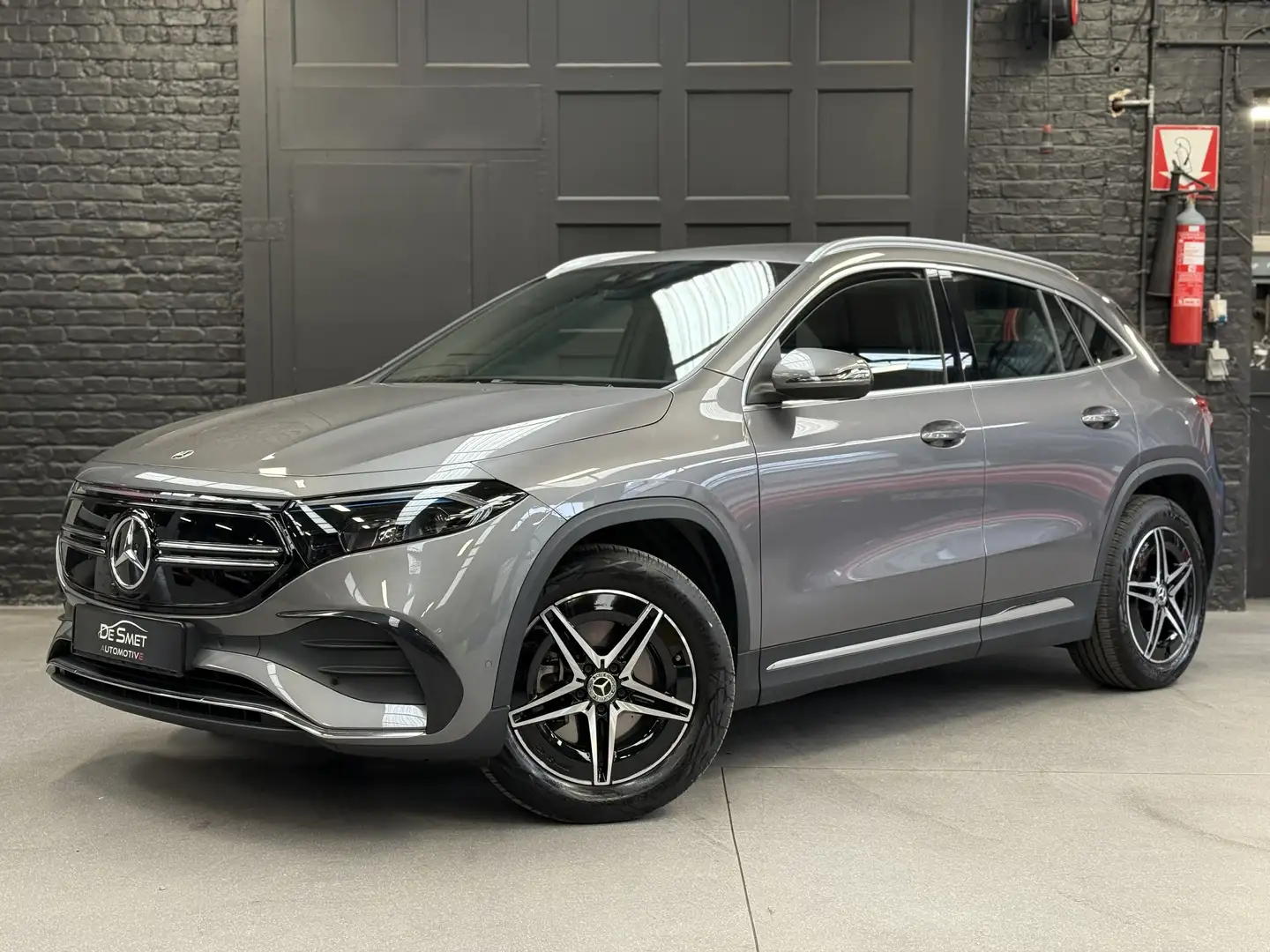 Mercedes-Benz EQA 300 4Matic AMG Line Grau - 2