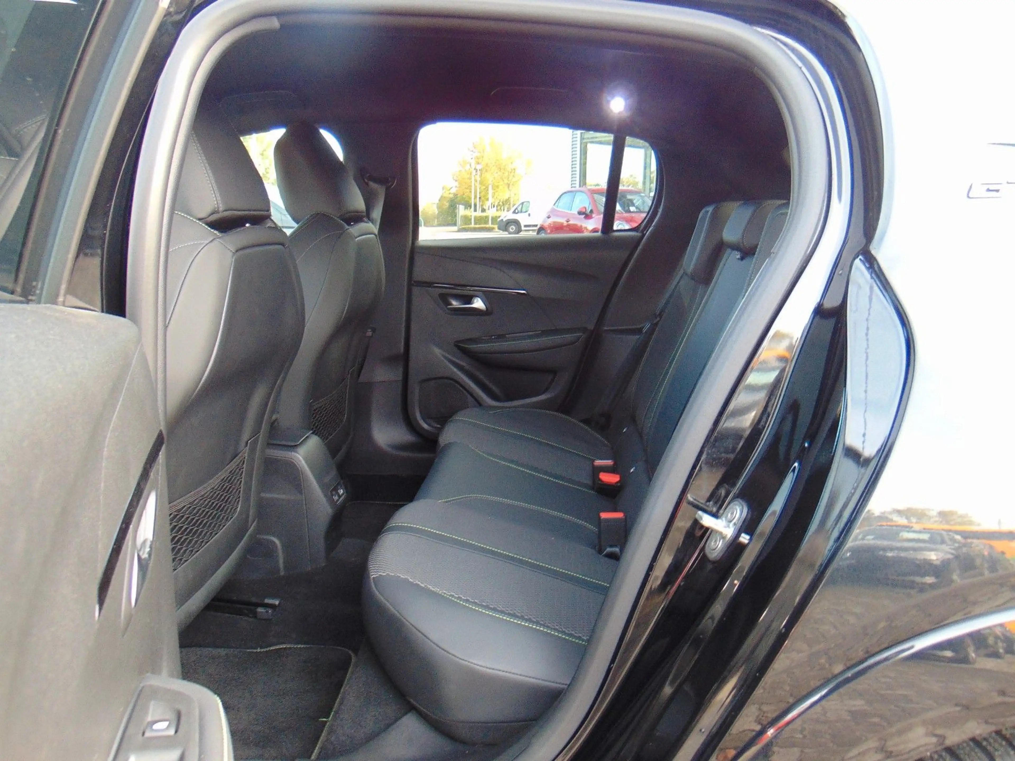 Peugeot 208 Hybrid 145 e-DSC6 GT - LED - Keyless - Navi — photo 10
