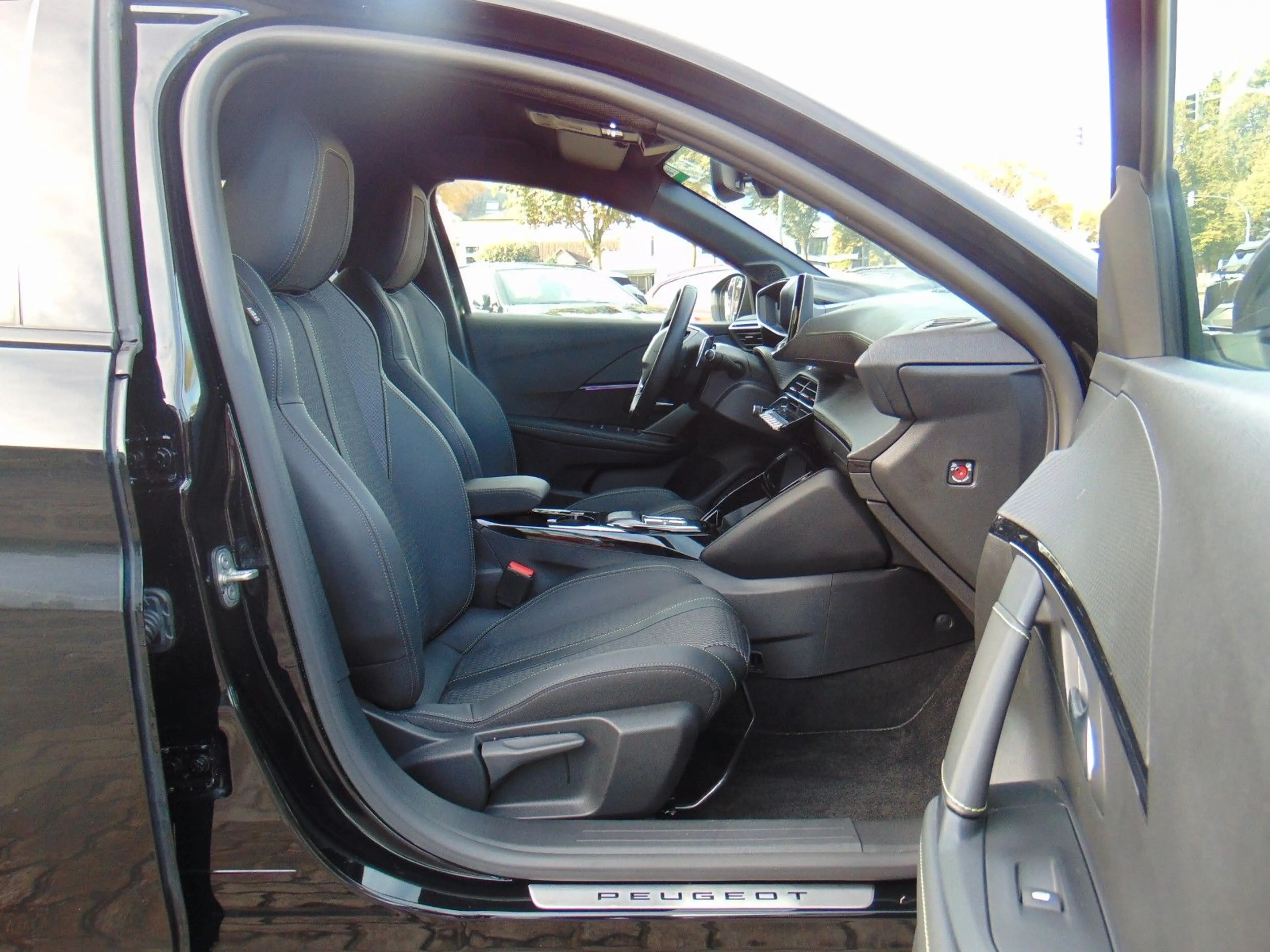Peugeot 208 Hybrid 145 e-DSC6 GT - LED - Keyless - Navi — photo 9