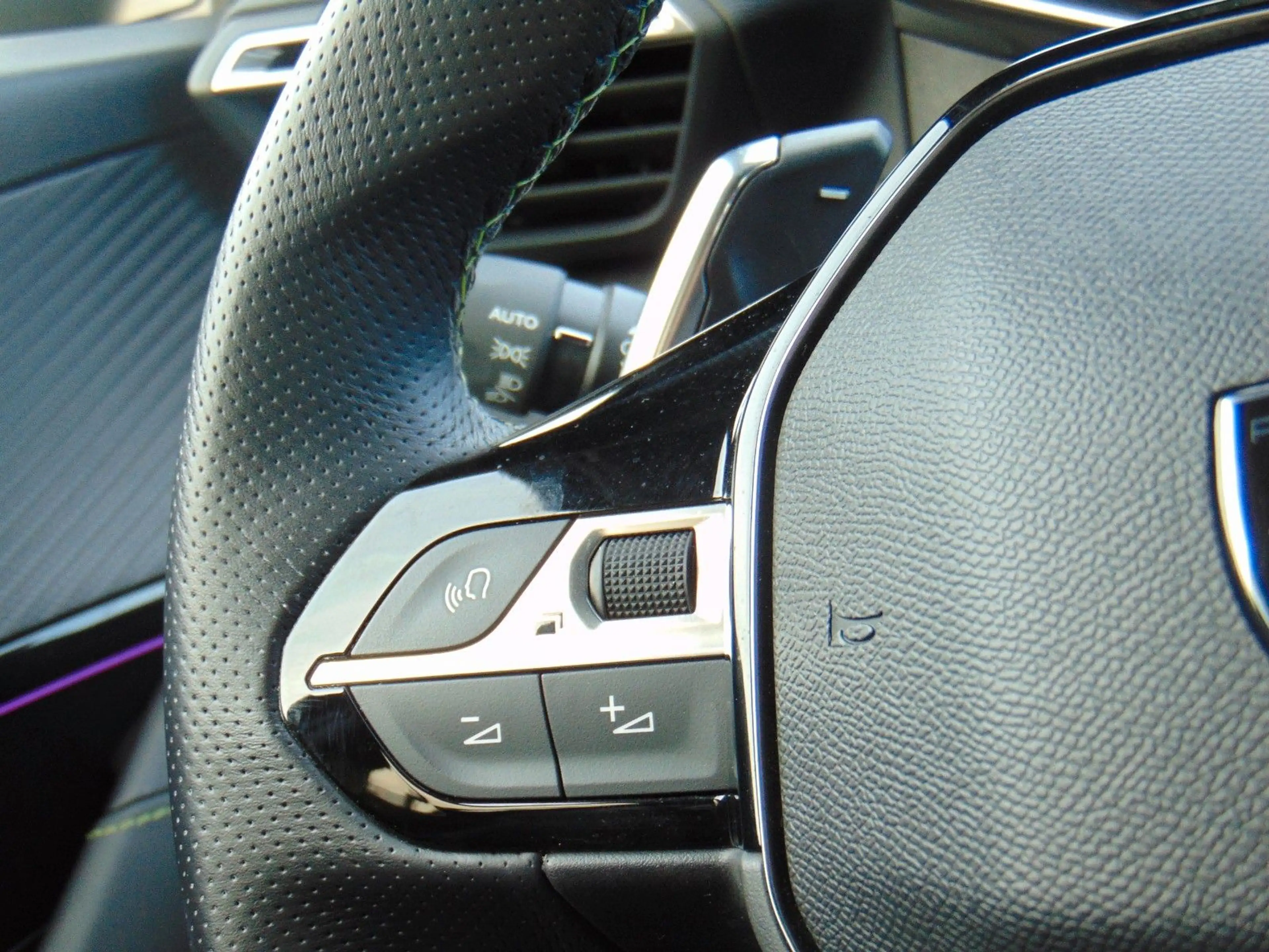Peugeot 208 Hybrid 145 e-DSC6 GT - LED - Keyless - Navi — photo 14