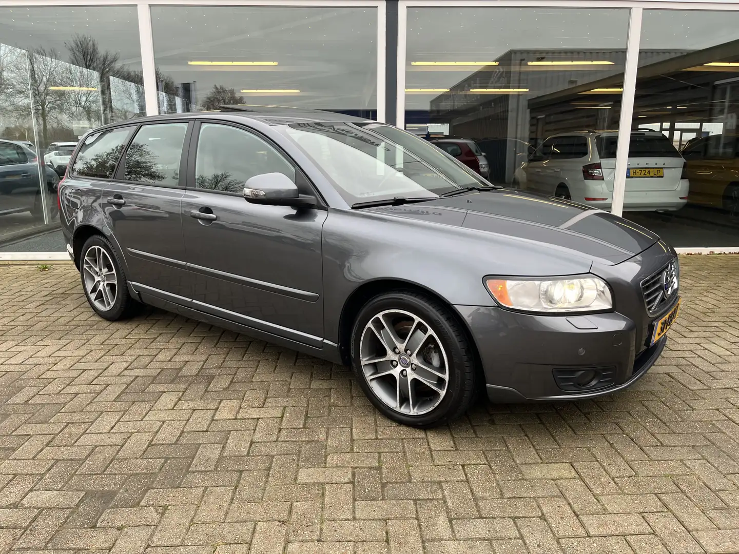 Volvo V50 2.0 Sport 50% deal 3.475,- ACTIE Trekhaak / Schuif Grijs - 1
