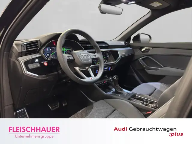 Audi Q3 view 9