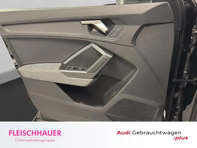 Audi Q3 view 12