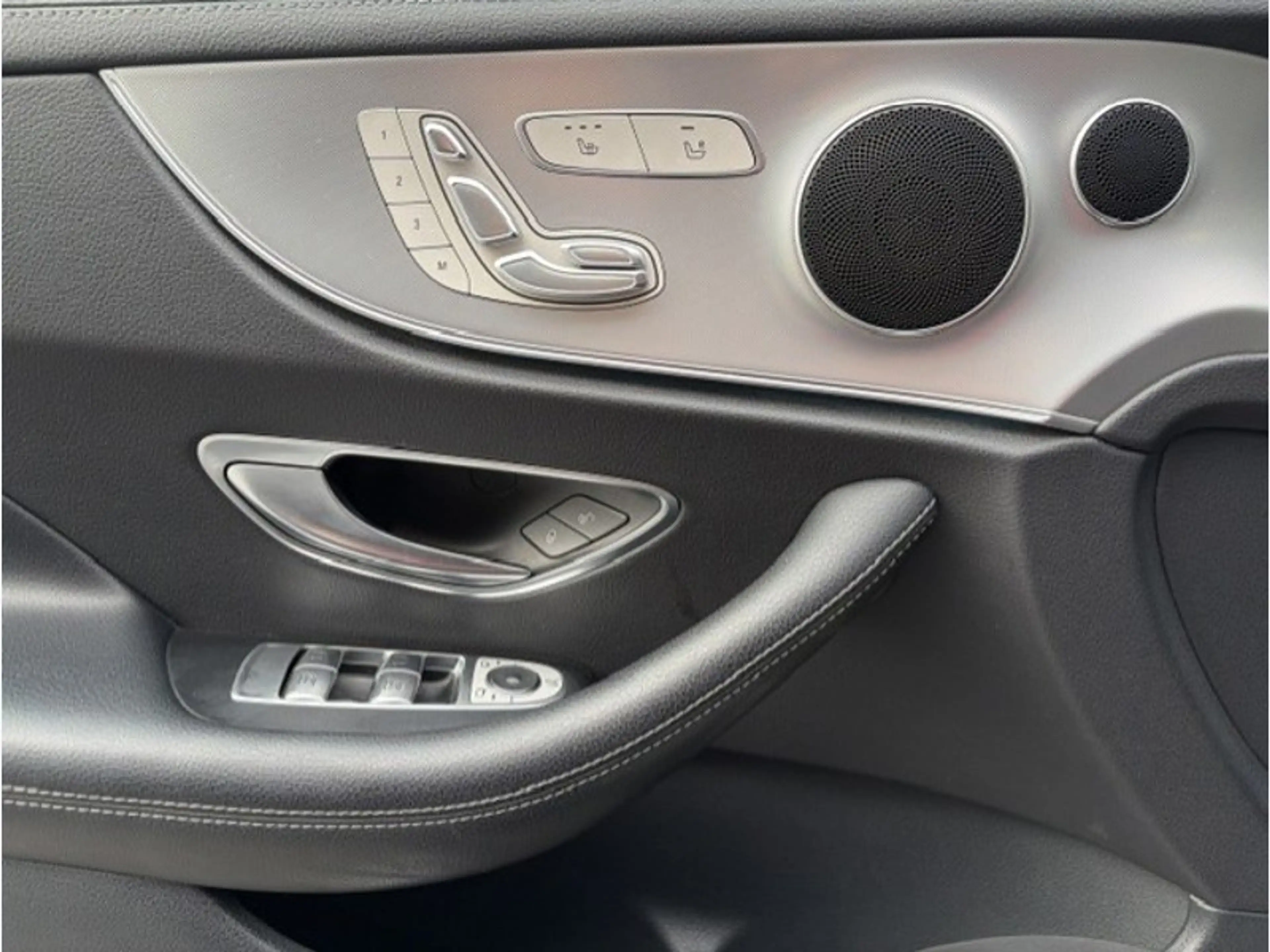 Mercedes-Benz E 220 d Coupé AMG Line — photo 12