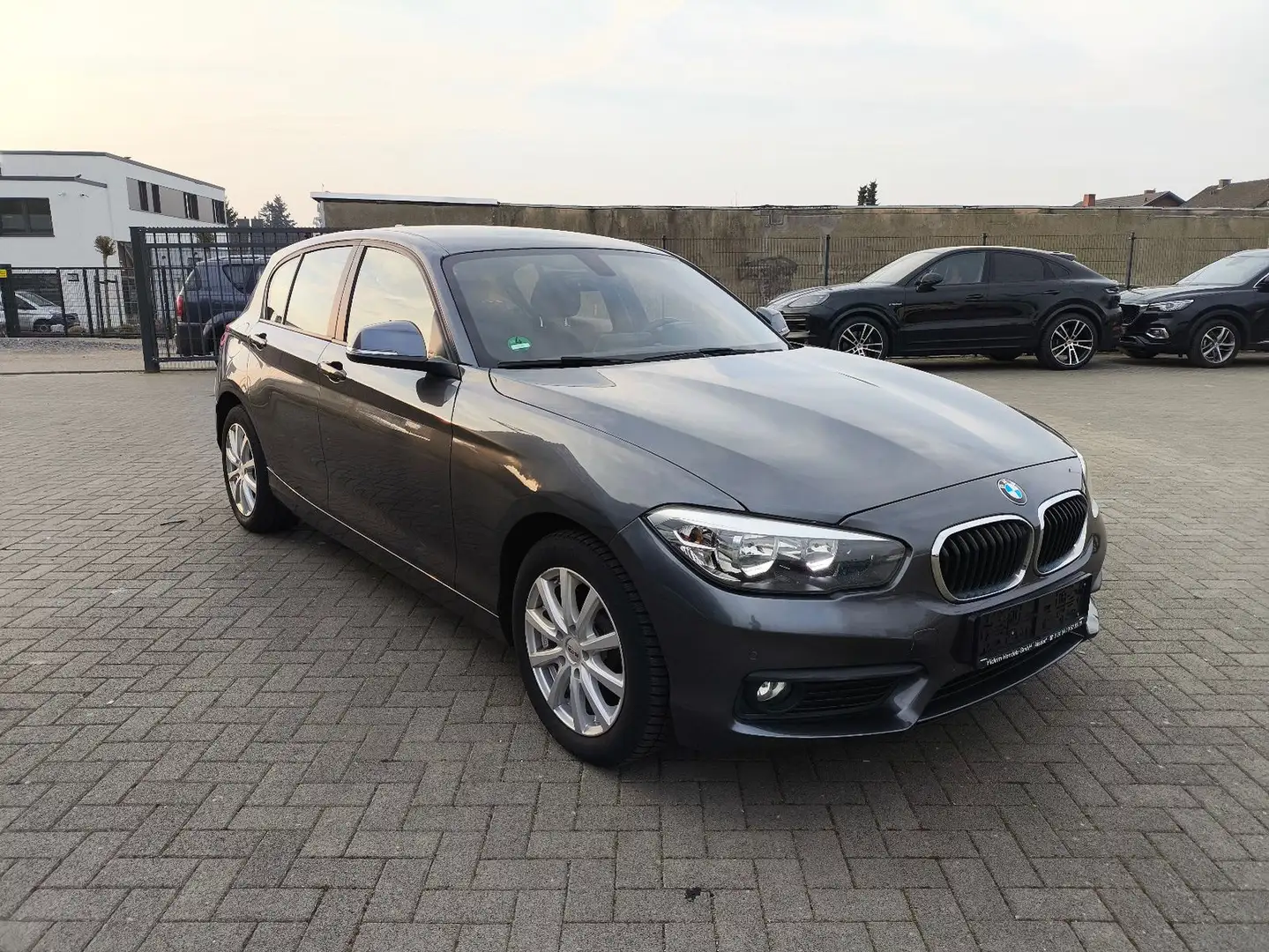 BMW 116 d Lim. 5-trg. 2 HAND,KLIMA,NAVI,SITZHEIZUNG Grau - 1
