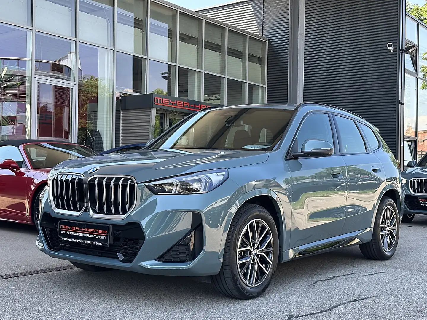 BMW X1 sDrive18i M-Paket Aut. / AHK / Head Up / Drivin... Grün - 2