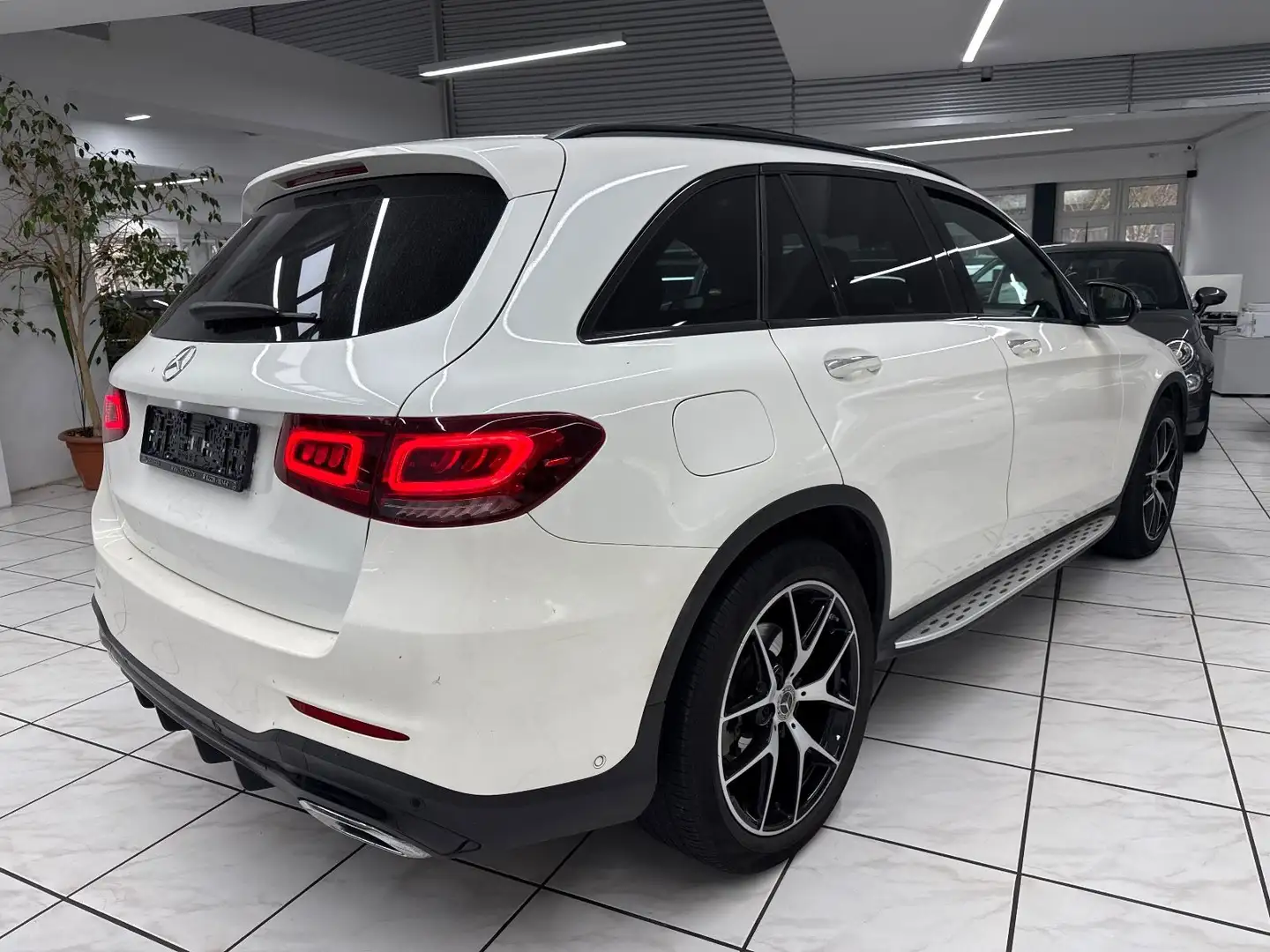 Mercedes-Benz GLC 200 4MATIC*AMG Line*Pano*Burmester*Night* Weiß - 2