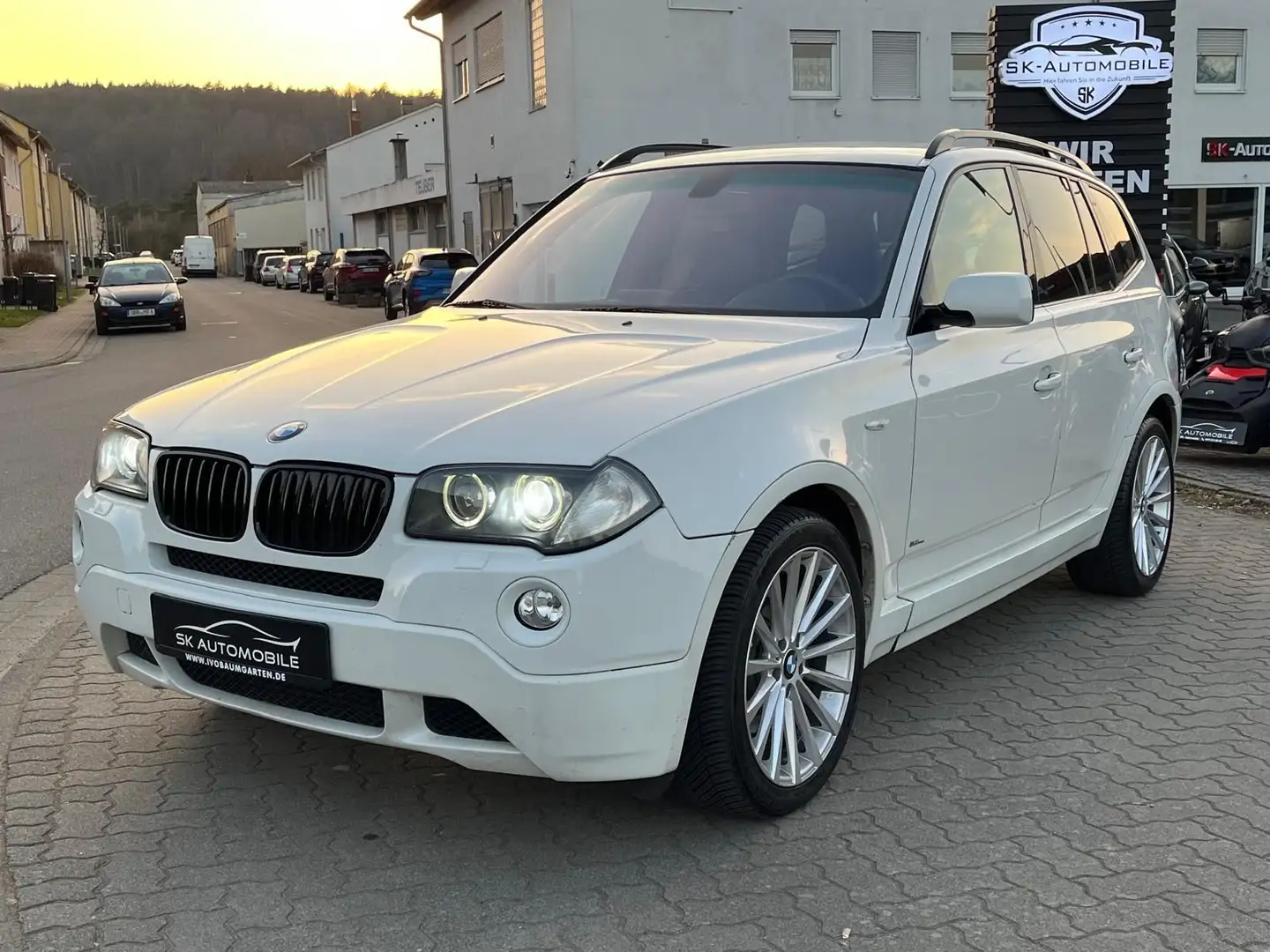 BMW X3 3.0sd M-Paket- XENON-NAVI-ALPINWEIß-LEDER-SZG White - 2
