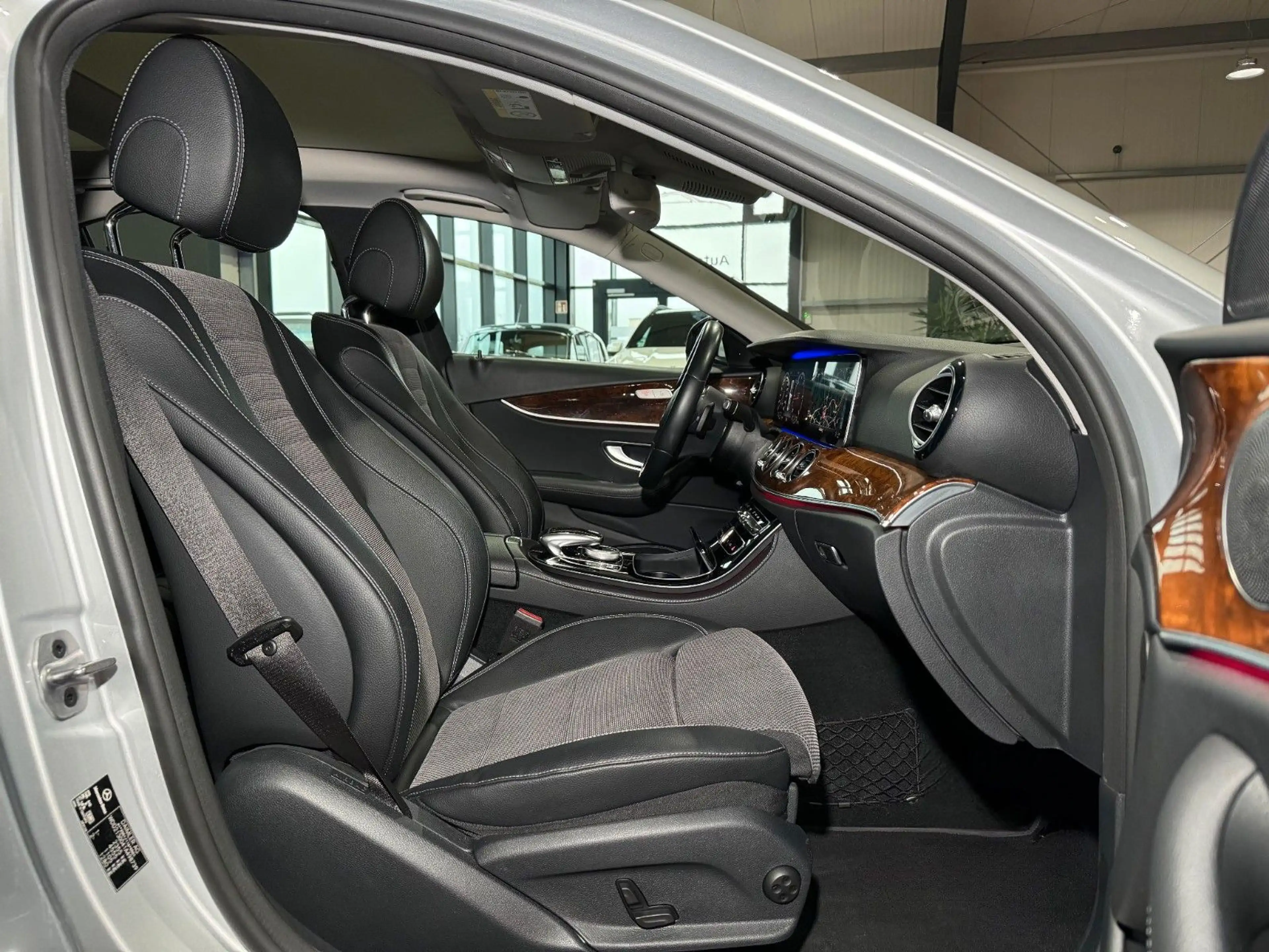 Mercedes-Benz E 220 Lim/PANO/LED/SHZ/NAVI/TOTW/SPURH/APPLE/ — photo 15