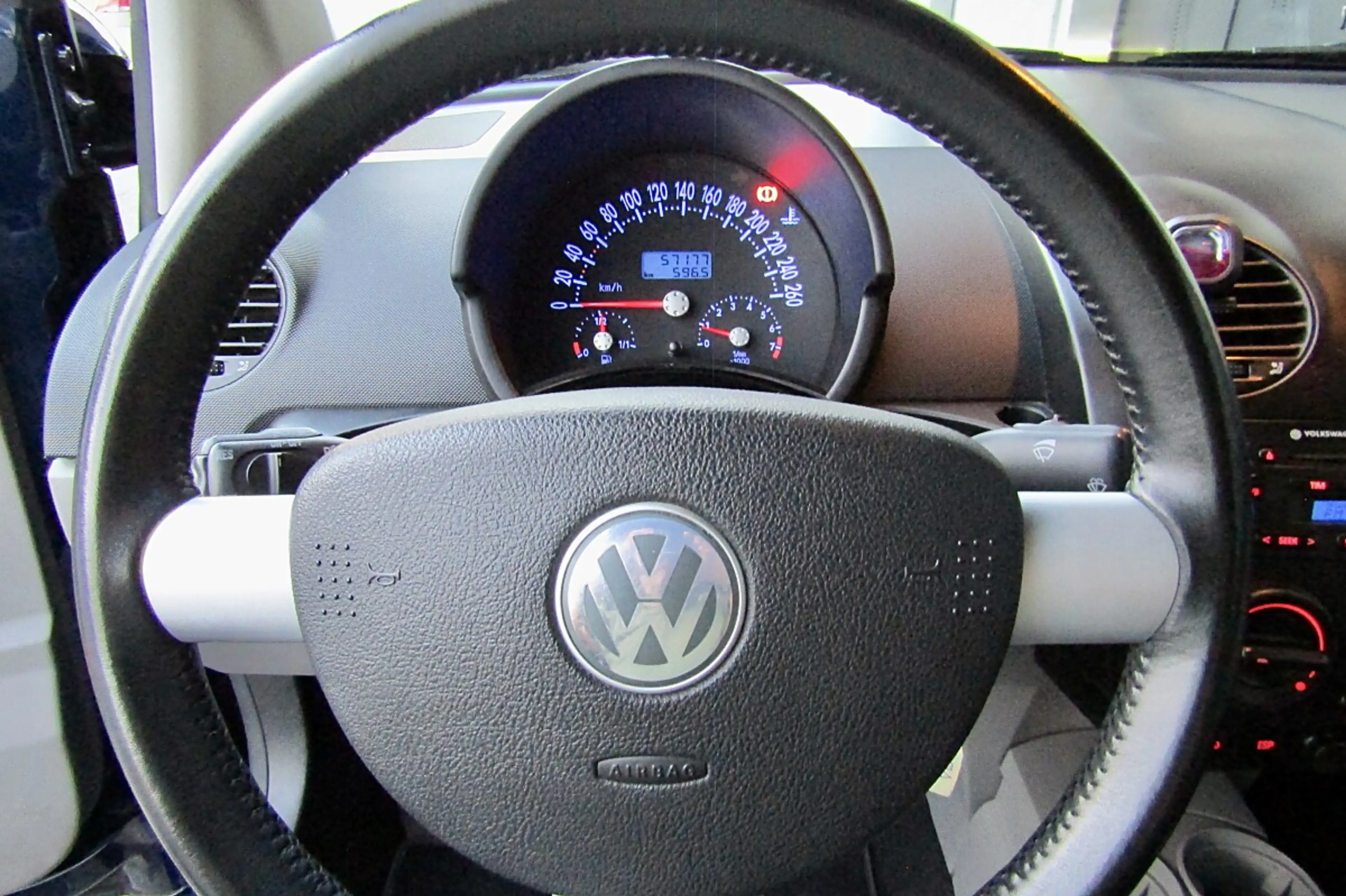 Volkswagen Beetle Cabriolet 1,8 T Leder — photo 9